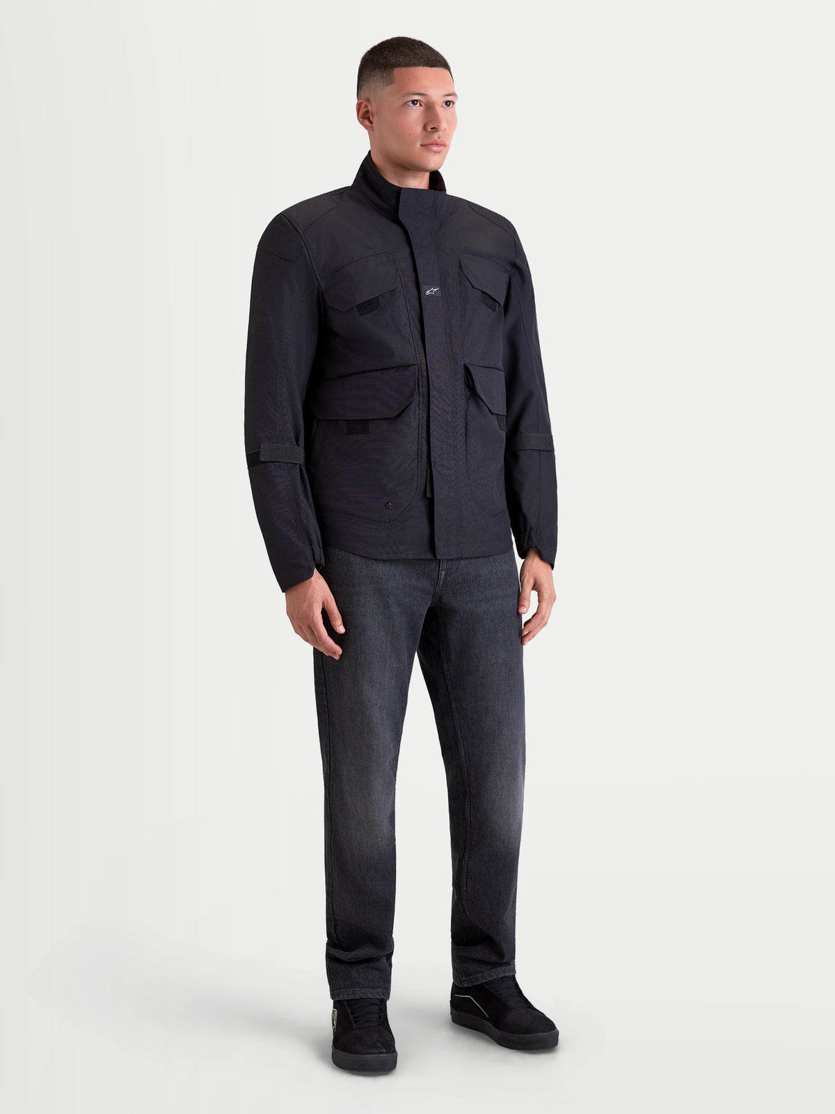 Alpinestars Altan Drystar jas, heren urban contemporary waterdichte motorjas in het zwart, field-jacket stijl gedragen door een model