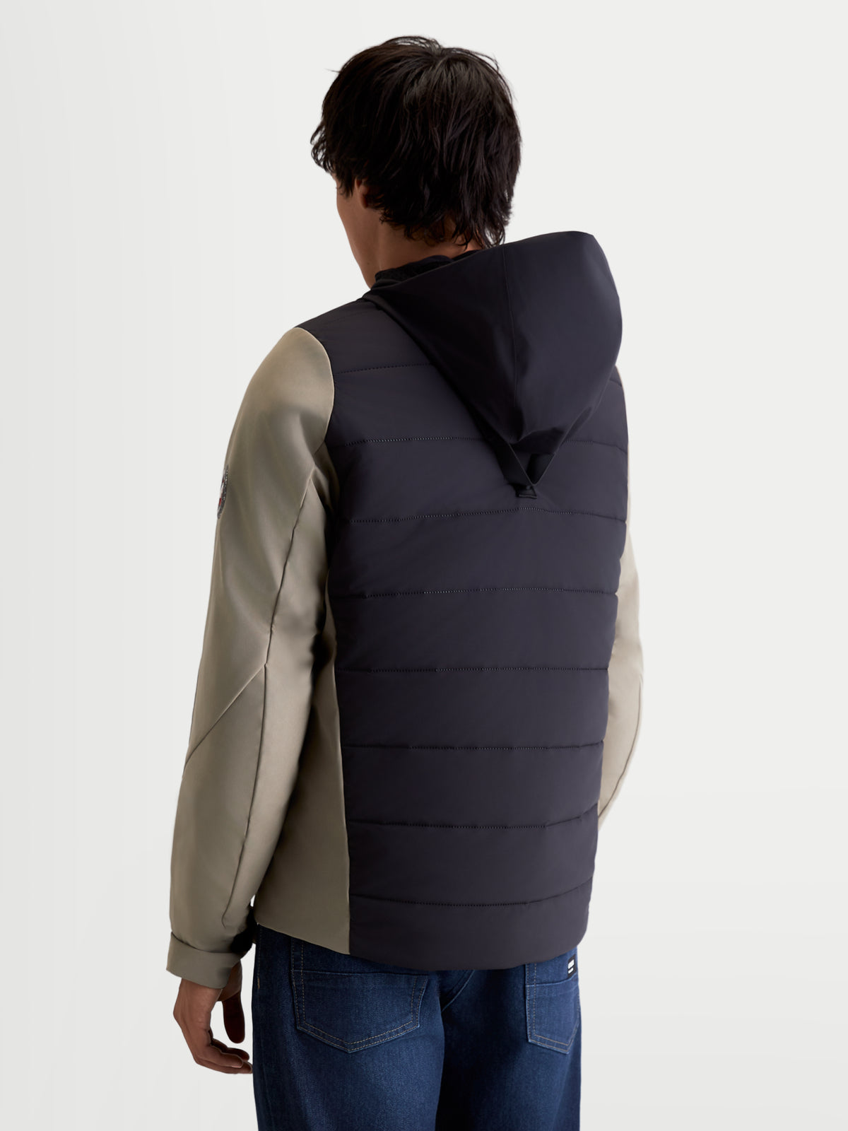 Alpinestars Therma Tech Wp Jas, urban motorjas voor heren in zwart en vetiver, achteraanzicht met capuchon en donsconstructie gedragen door een model