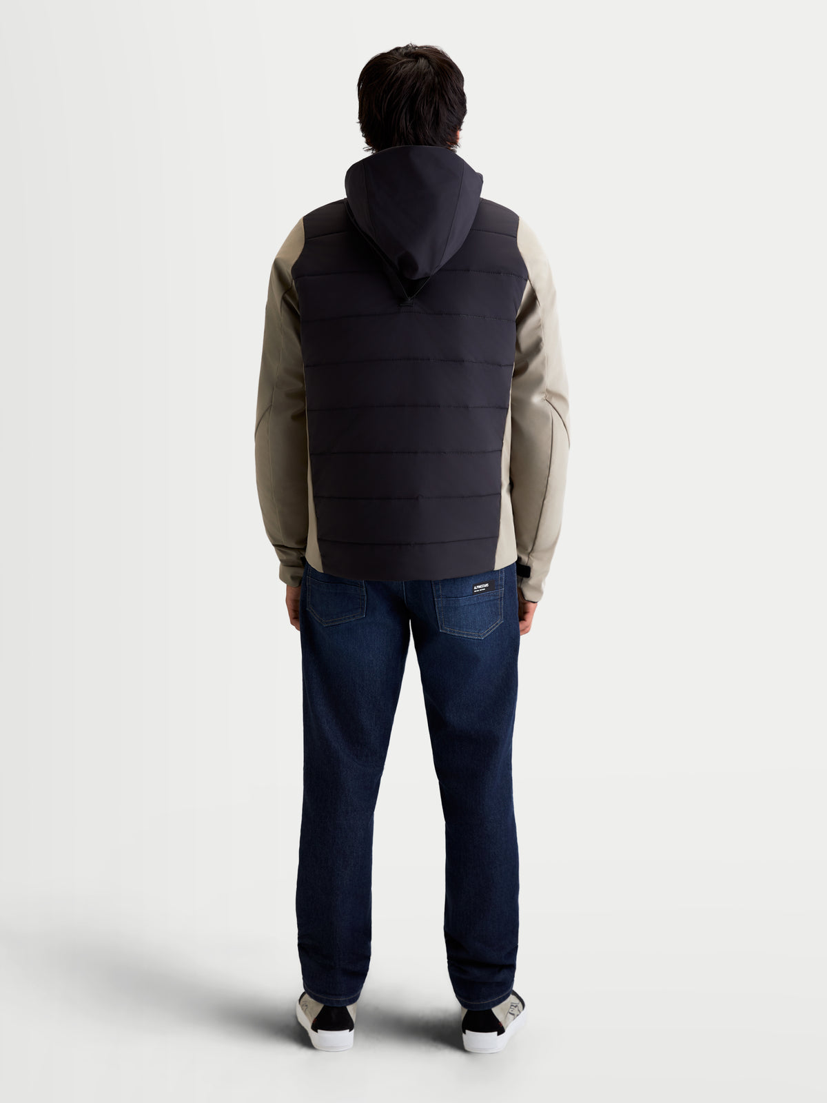 Alpinestars Therma Tech WP jas, urban motorjas voor heren in zwart en vetiver, achteraanzicht op model met geïsoleerde textieljas met geïntegreerde capuchon