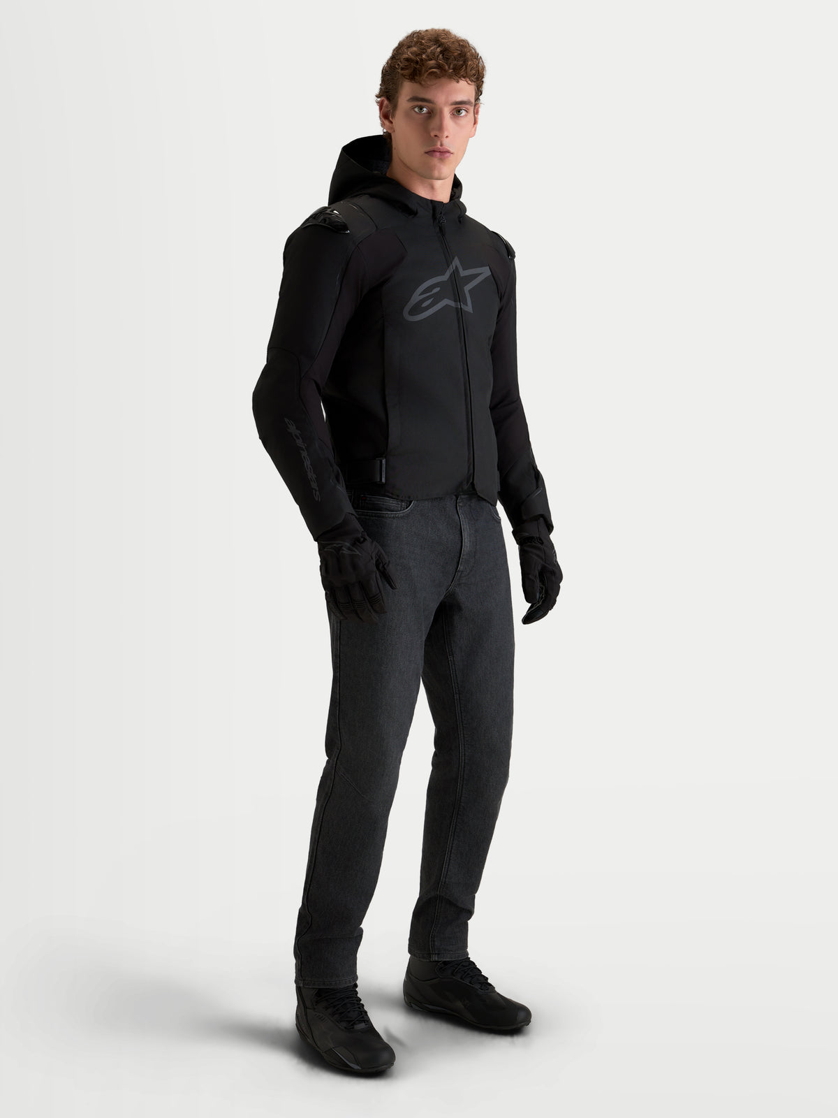 Alpinestars Zaca V 2 Waterproof veste de moto, blouson textile noir pour homme avec capuche, protection certifiée CE et mobilité softshell, porté par un modèle