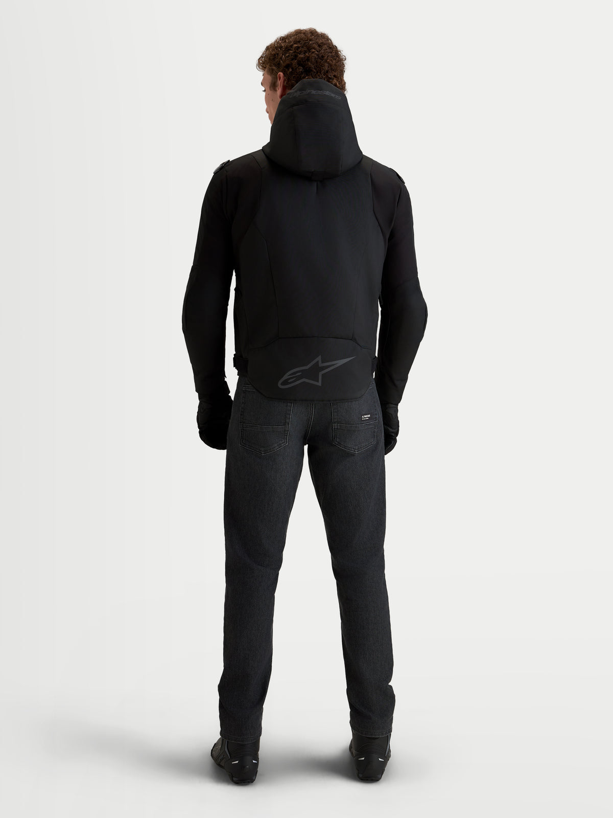 Alpinestars Zaca V 2 Waterproof veste de moto pour homme, noire, vue de dos avec capuche intégrée et logo ton sur ton