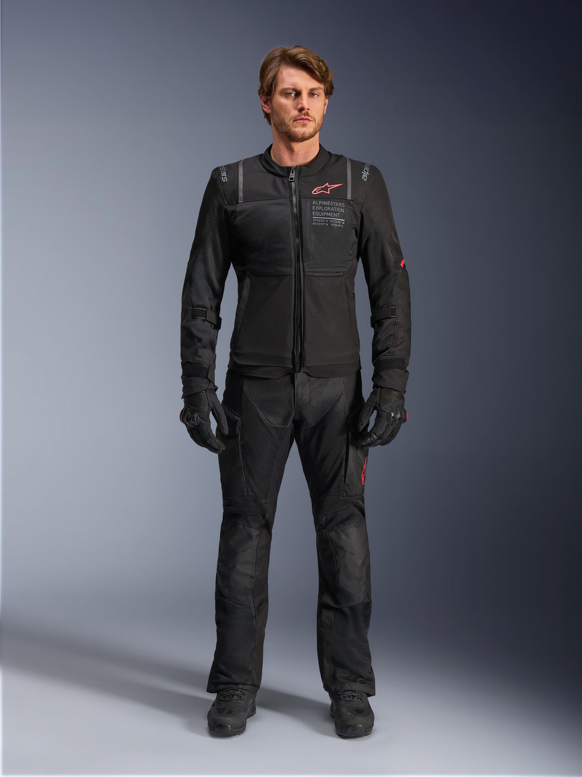 Alpinestars ST-2 Air jas, zwarte heren adventure touring motorjas met meshpanelen, CE-gecertificeerd AA, op model.