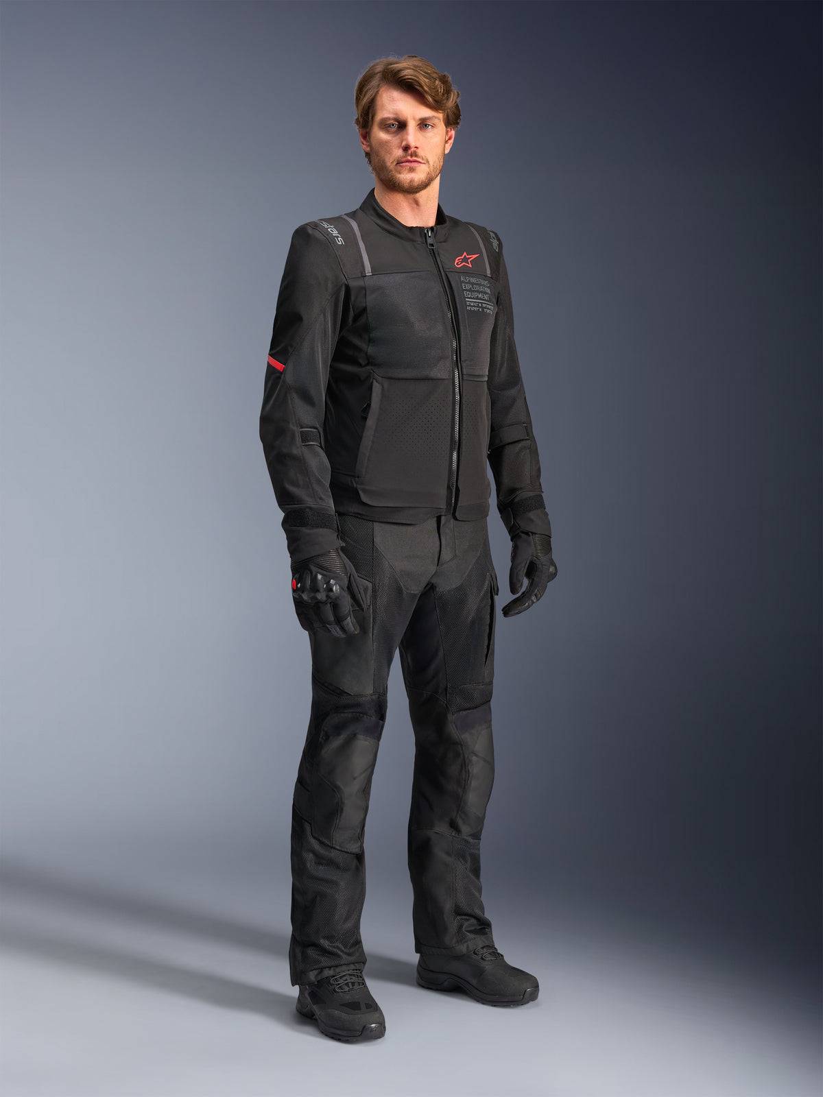 Alpinestars ST-2 Air jas, adventure touring motorjas voor heren, zwart, geventileerd mesh en textiel, CE-gecertificeerd AA, gedragen door een model.