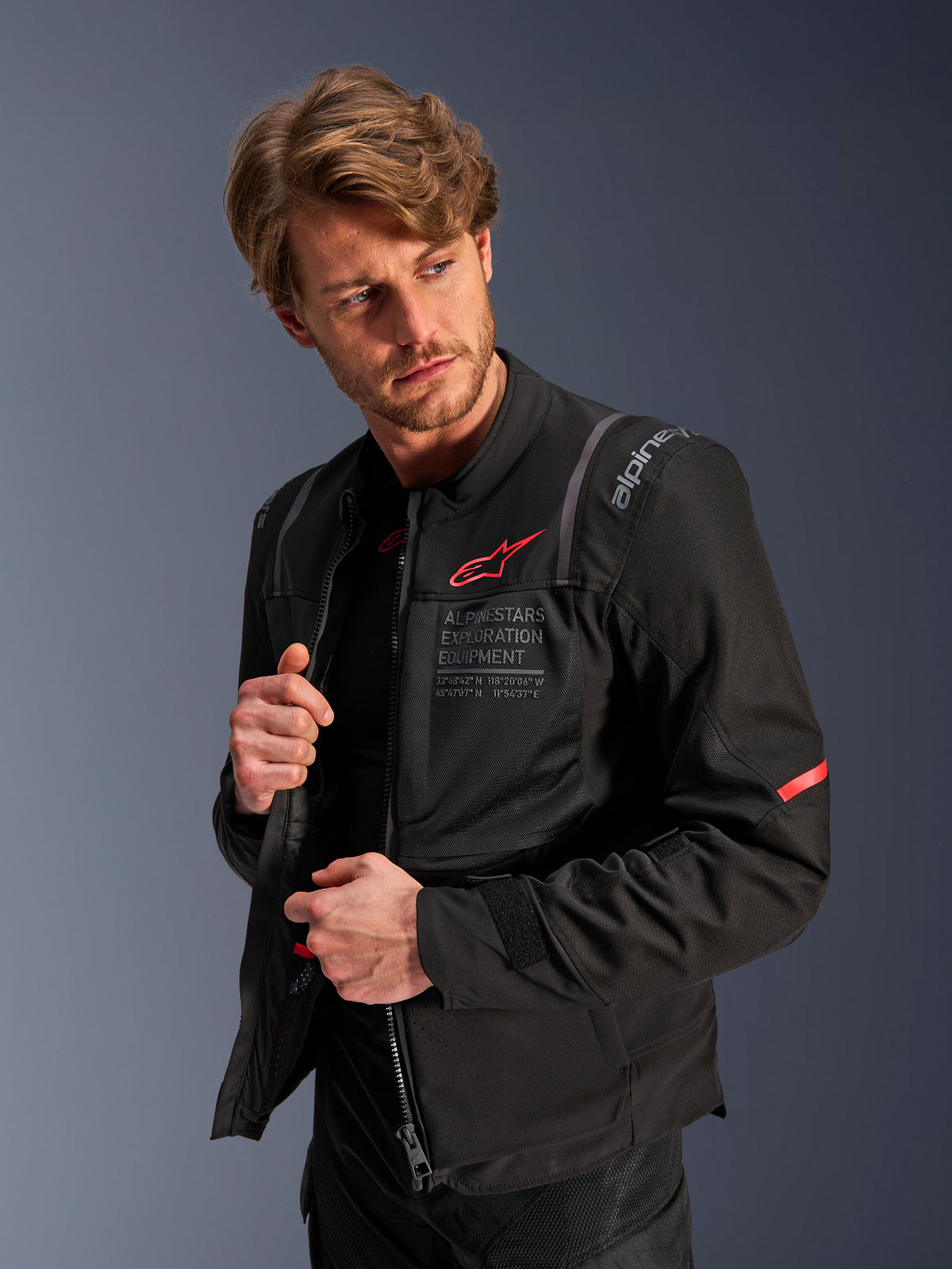 Alpinestars ST-2 Air jas, heren touring motorjas, zwart en rood, ademende meshpanelen, gedragen door een model.