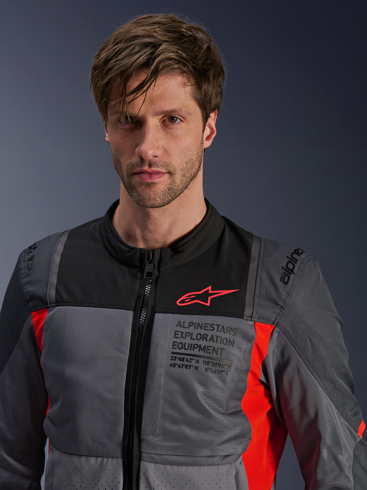 Alpinestars ST-2 Air jas, heren touringmotorjas van textiel met mesh ventilatie, grijs en rood, gedragen door een model