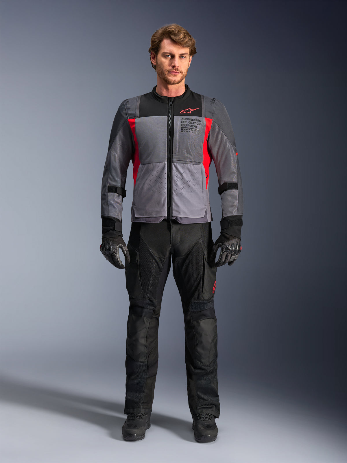 Alpinestars ST-2 Air Jas, grijs en rood heren adventure touring motorjas met mesh-ventilatie en exploratiedetails.