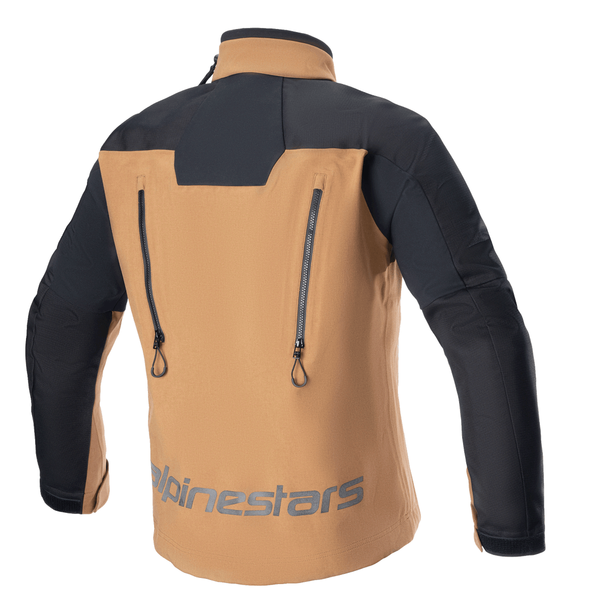 Veste Alpinestars Hyde XT Drystar® XF, veste de moto aventure, sable et noir, vue de dos avec deux fermetures éclair de ventilation verticales, épaules et manches renforcées noires, logo Alpinestars dans le bas du dos, équipement technique de touring imperméable