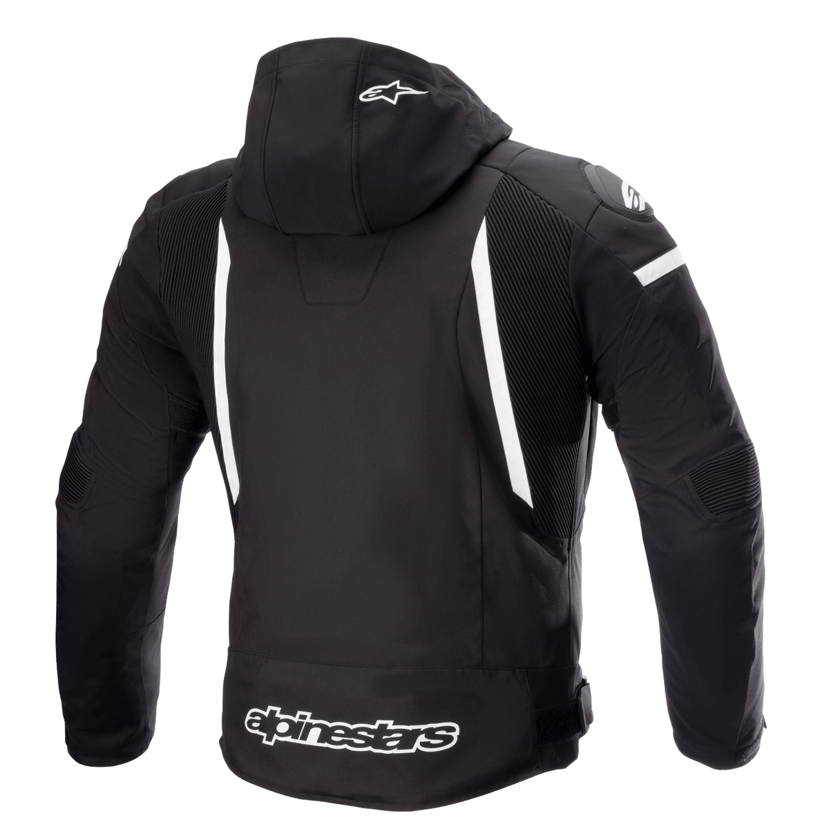 Alpinestars Zaca Waterproof Jacke, Motorradjacke, Schwarz und Weiß, Rückansicht mit abnehmbarer Kapuze mit weißem Stern-Logo, vertikalen weißen Streifen am Rücken, Alpinestars-Branding am unteren Saum und gerippten Stretch-Einsätzen für Bewegungsfreiheit.