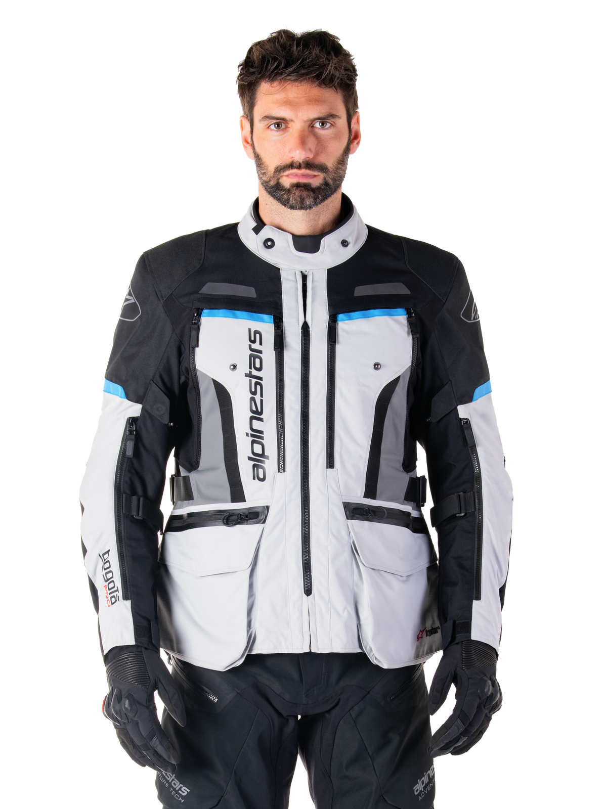 Alpinestars Bogota Pro Drystar Jacke, wasserdichte Herren-Adventure-Touringjacke in Grau, Schwarz und Cyan, am Model.