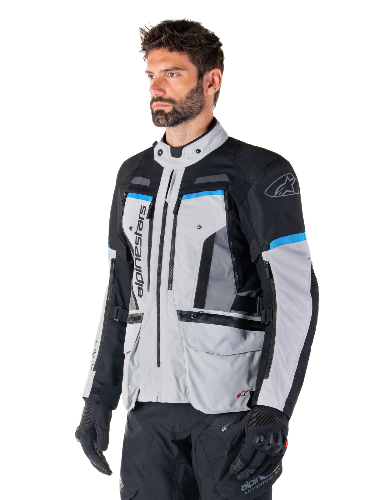 Alpinestars Bogota' Pro Drystar® Jacke, Herren-Textil-Adventure-Motorradjacke, Eisgrau, Schwarz und Cyan, am Mann.