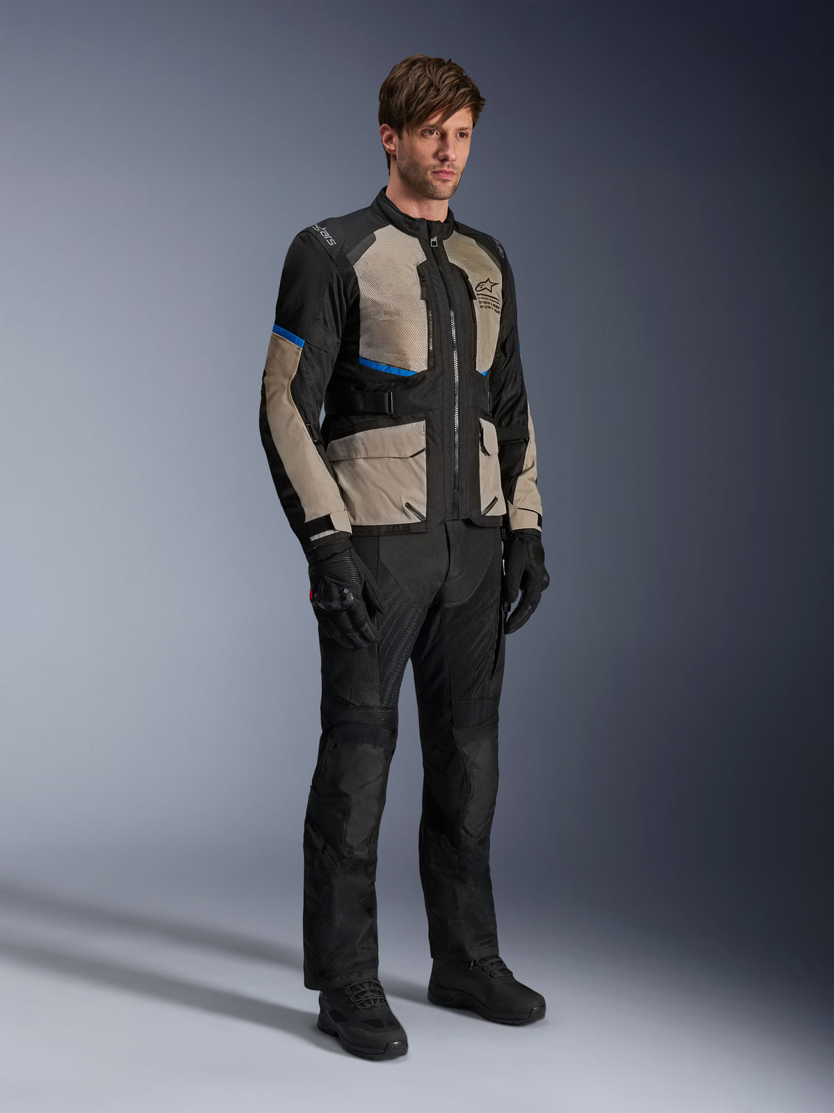 Alpinestars Andes Air Drystar® Jas, motorjas voor toertochten, zwart, Laurel grijs en helderblauw, gedragen met bijpassende motorbroek en handschoenen, voorzien van uitgebreide meshpanelen voor luchtstroom en een op de weg georiënteerde pasvorm, adventure-touring uitrusting