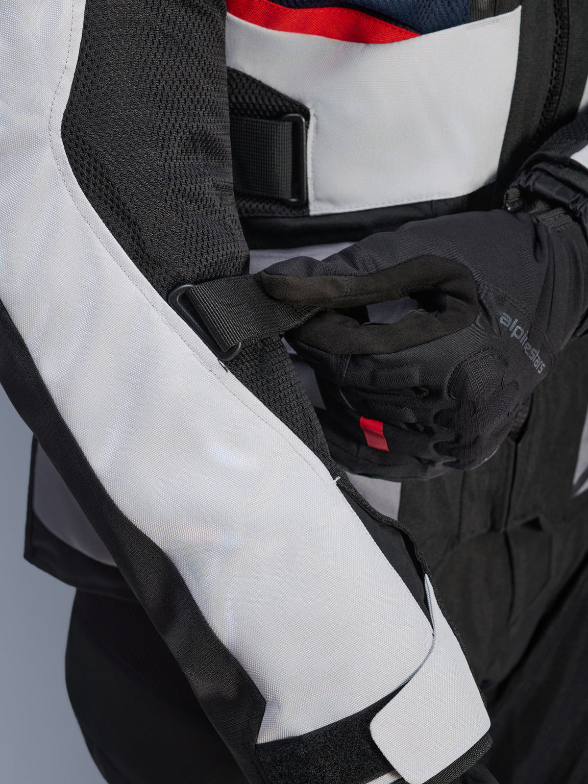 Alpinestars Andes Air Drystar® Jas in Deep Blue Black Ice Gray, detailopname van de verstelbare mouwband en mesh ventilatiepanelen, duurzame textielconstructie voor adventure touring