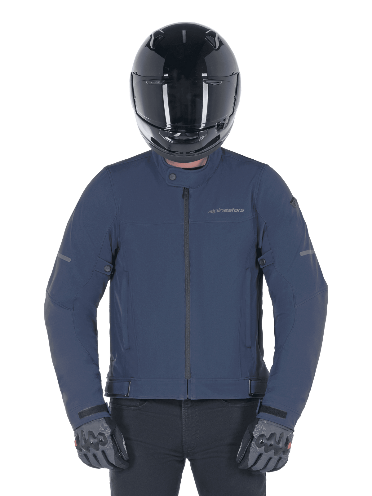 Alpinestars Husker Waterproof Jacke, Night Navy, urbane Motorradjacke getragen mit einem schwarzen Integralhelm und grauen Handschuhen, mit technischer Softshell-Außenseite und dezentem Branding