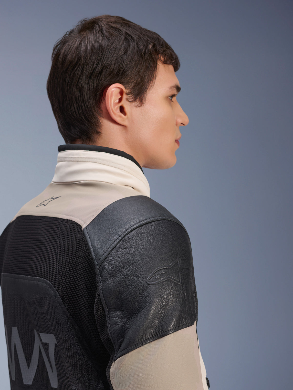 Alpinestars AMT-10LAB Drystar® XF Jacke, Adventure-Motorradjacke, White Sand und Schwarz, Seitenprofil mit schwarzer Lederschulter und geprägtem Logo, MATYRX® Mesh-Rückenpanel mit AMT-Branding, modulares Allwetter-Schutzdesign.