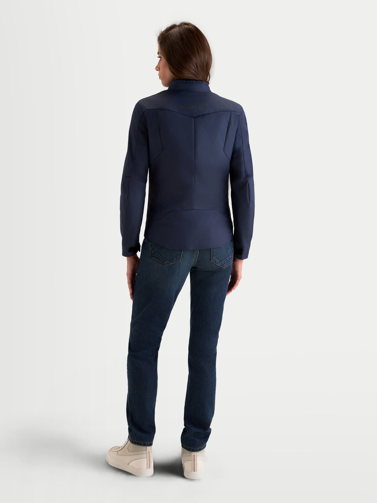 Alpinestars Stella C-1 Waterproof Jas, waterdichte dames-motorjas in mood indigo, achteraanzicht met 3D-rugconstructie gedragen door een model