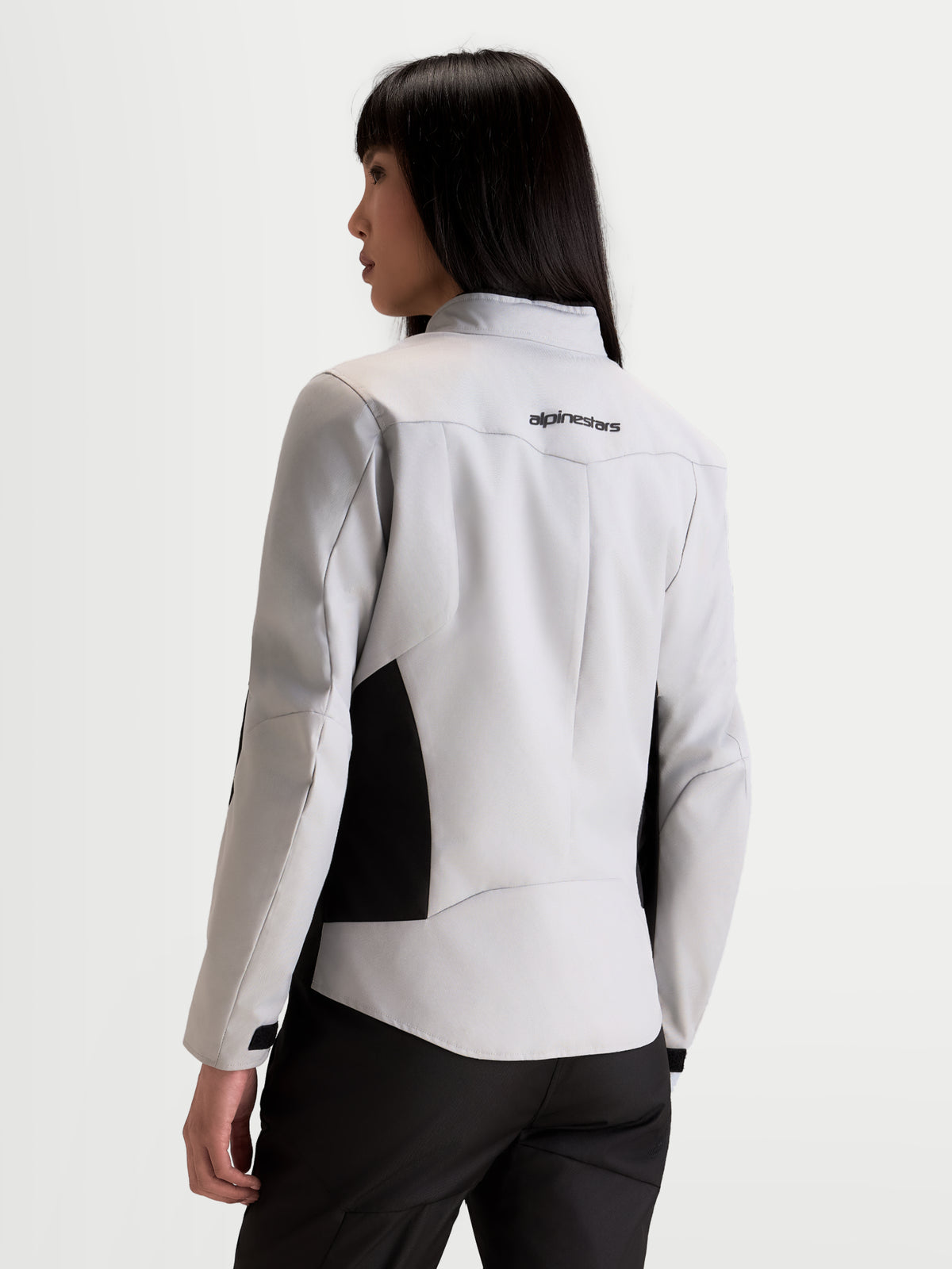 Alpinestars Stella C-1 Waterproof Jas, dames urban motorjas in ijsgrijs en zwart, achteraanzicht op model met zicht op de constructie en het merklogo op de rug
