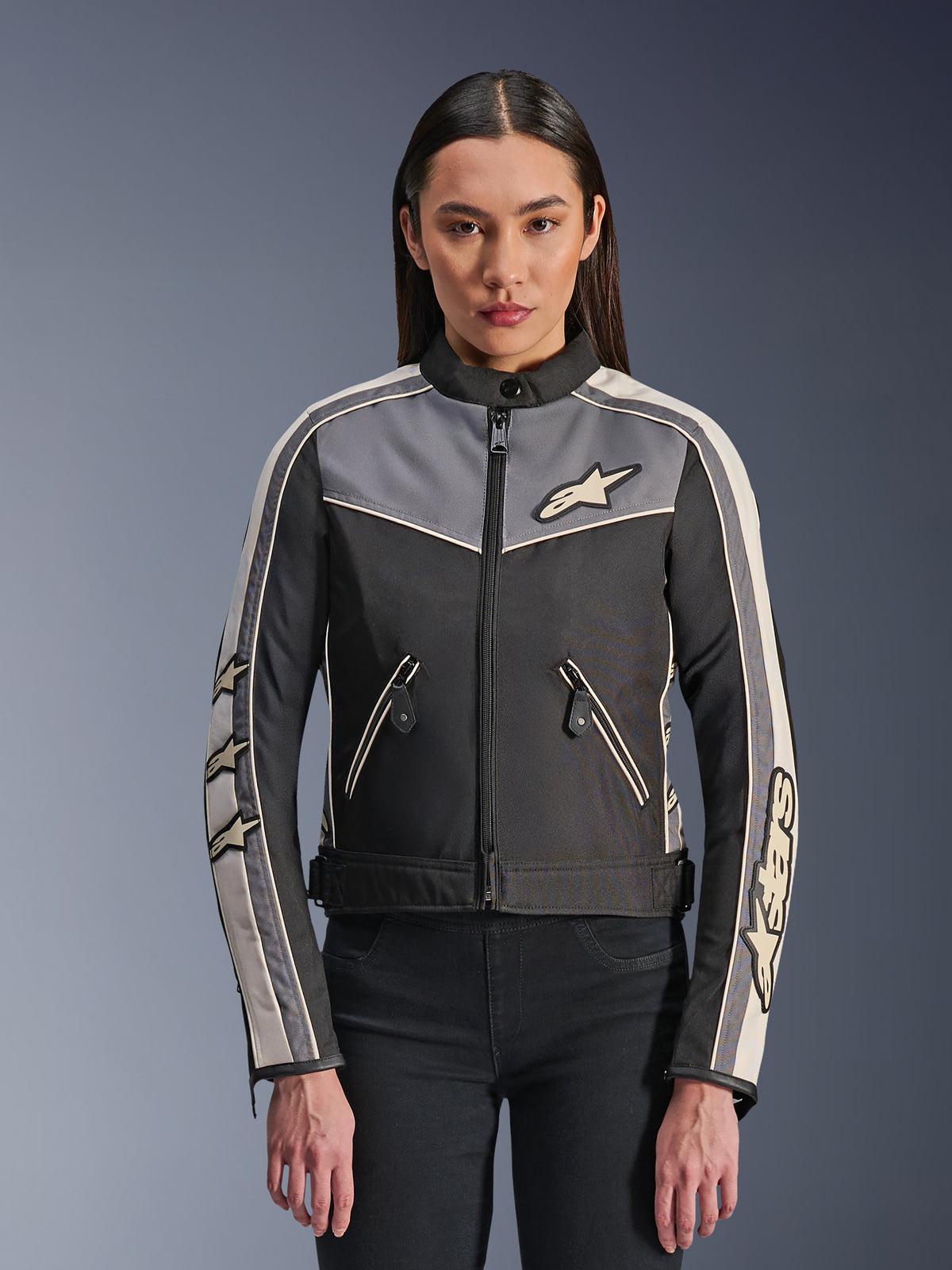 Alpinestars Stella T-Dyno WR, veste de moto textile pour femme, noire avec des accents gris foncé et écru, coupe biker d'inspiration vintage, fermeture éclair frontale et poches zippées, logos Alpinestars et étoiles sur les manches, équipement de protection pour la route