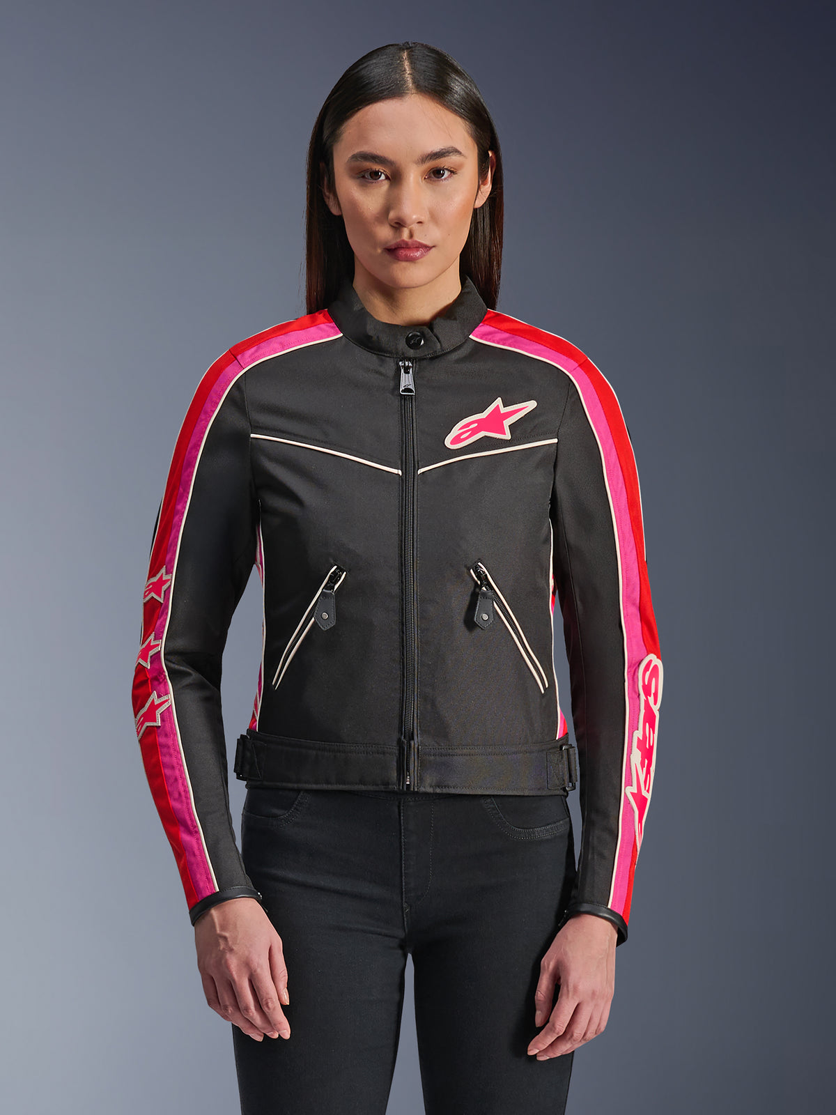 Alpinestars Stella T-Dyno WR Jacket, textiele motorjas voor dames, zwart met felrode en fuchsia accenten, voorzien van fuchsia strepen en sterlogo's op de mouwen en borst, zakken met ritssluiting en een vintage-geïnspireerde biker-pasvorm