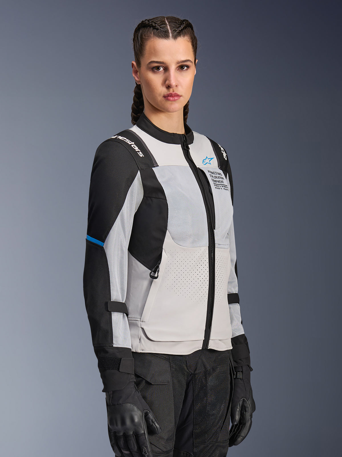 Alpinestars Stella ST-2 Air motorjas, dames motorjas, Ice Gray en zwart, grote mesh ventilatiepanelen en lasergesneden perforaties, "Alpinestars Exploration Equipment" branding op de borst, technische motoruitrusting voor de zomer