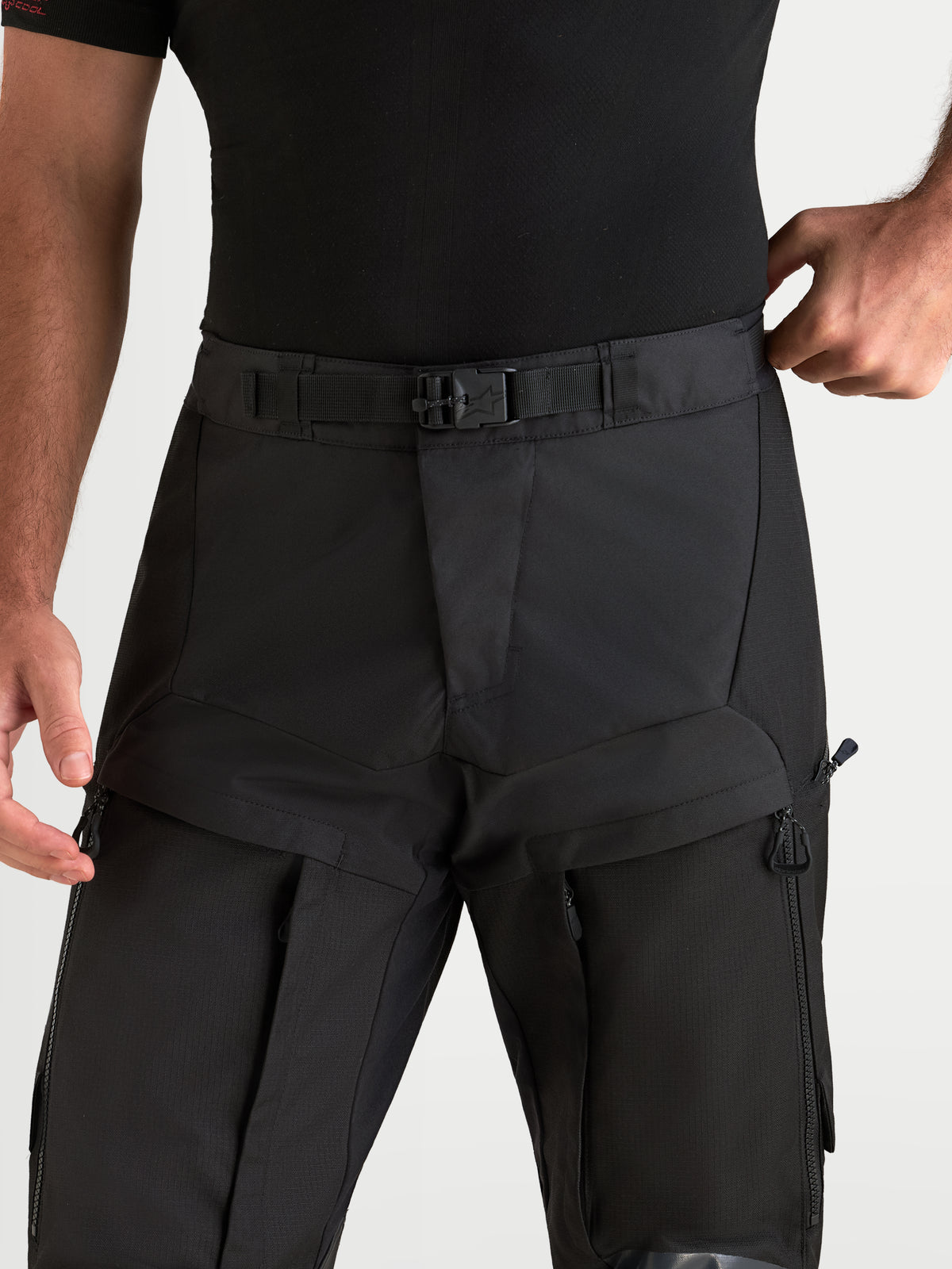 Alpinestars Harok V2 Drystar Hose, Herren-Adventure-Motorradhose, Schwarz, verstellbarer Bund mit Magnetschnalle und Oberschenkelbelüftung, Detailansicht