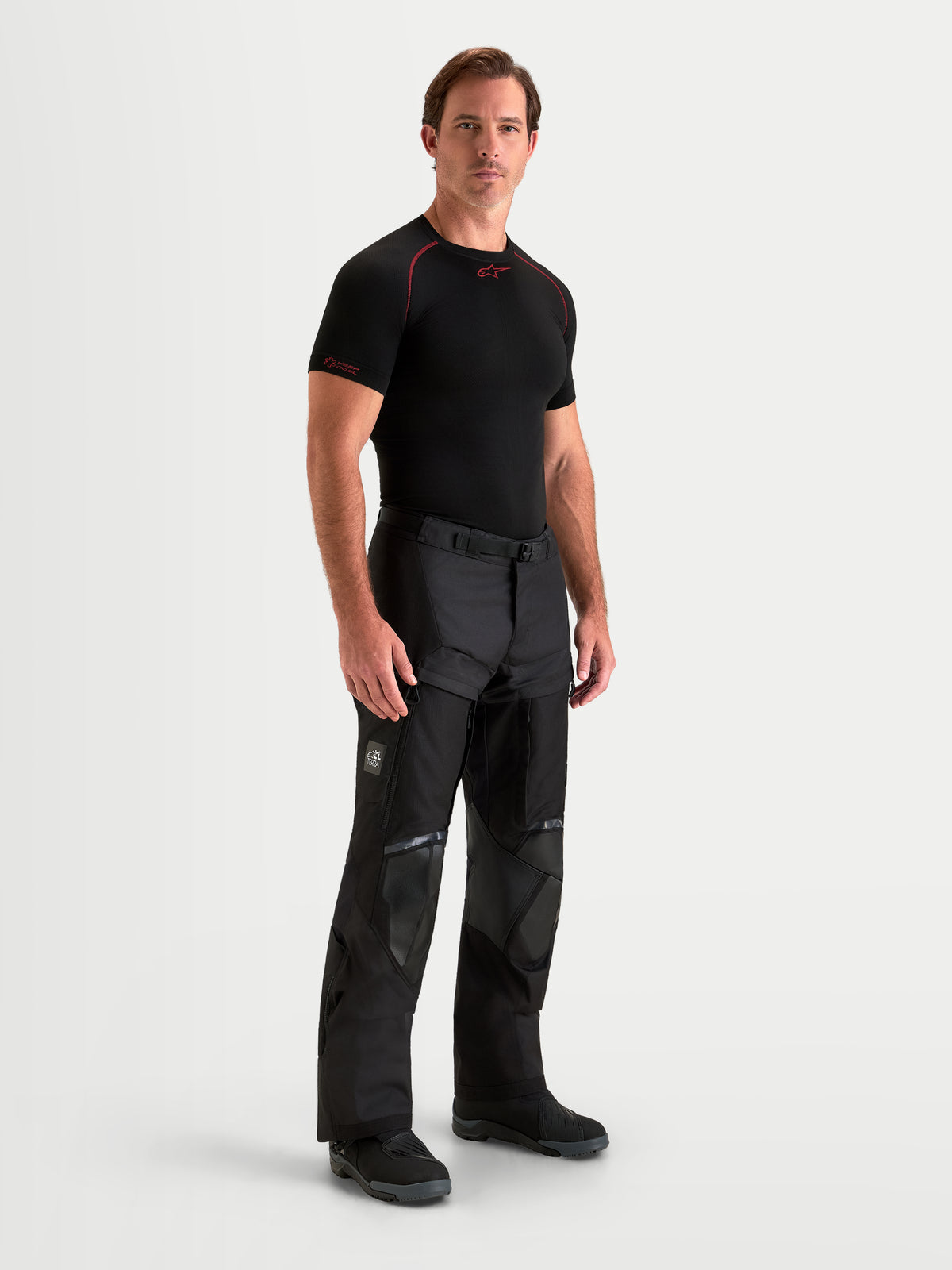 Alpinestars Harok V 2 Drystar Hose, Herren-Adventure-Motorradhose in Schwarz, mit robuster Ripstop-Konstruktion und Oberschenkelbelüftung, getragen von einem männlichen Model.