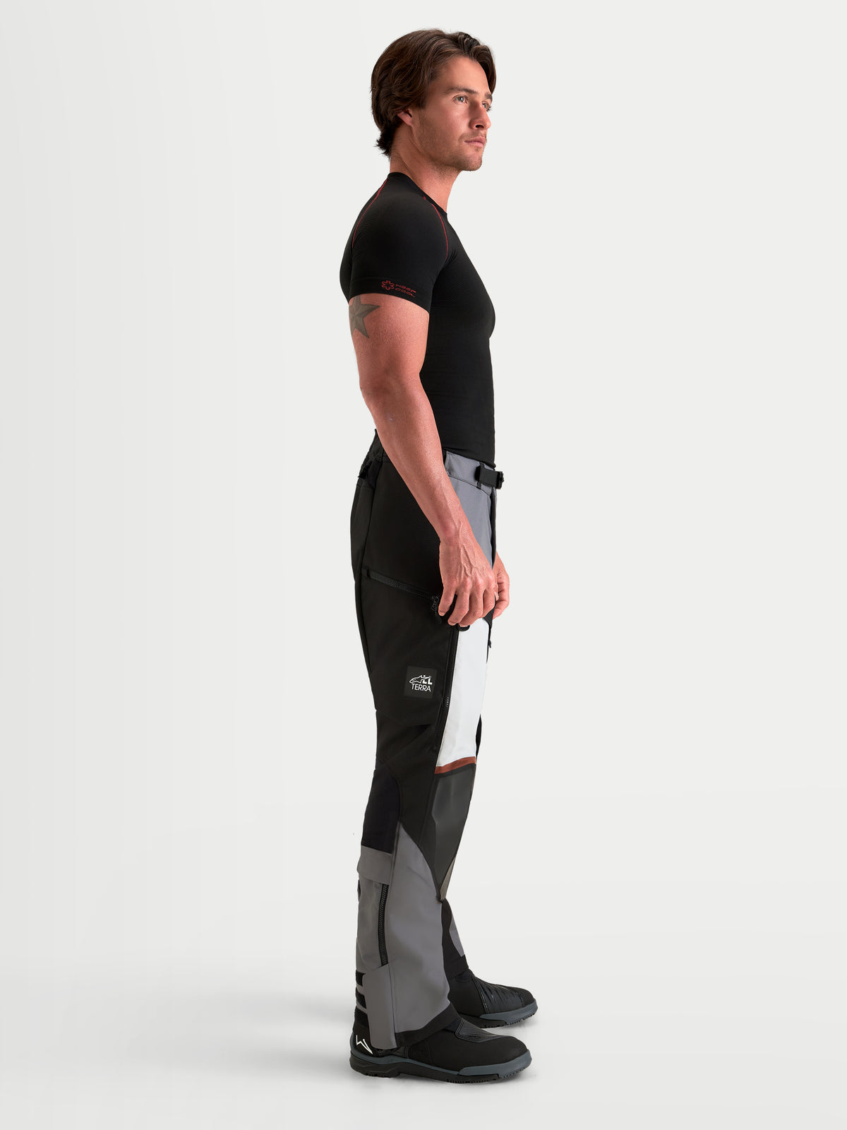 Harok V2 Drystar d'Alpinestars, pantalon de moto adventure pour homme, gris foncé, gris glacier et noir, construction ripstop et ventilation directe, porté par un modèle