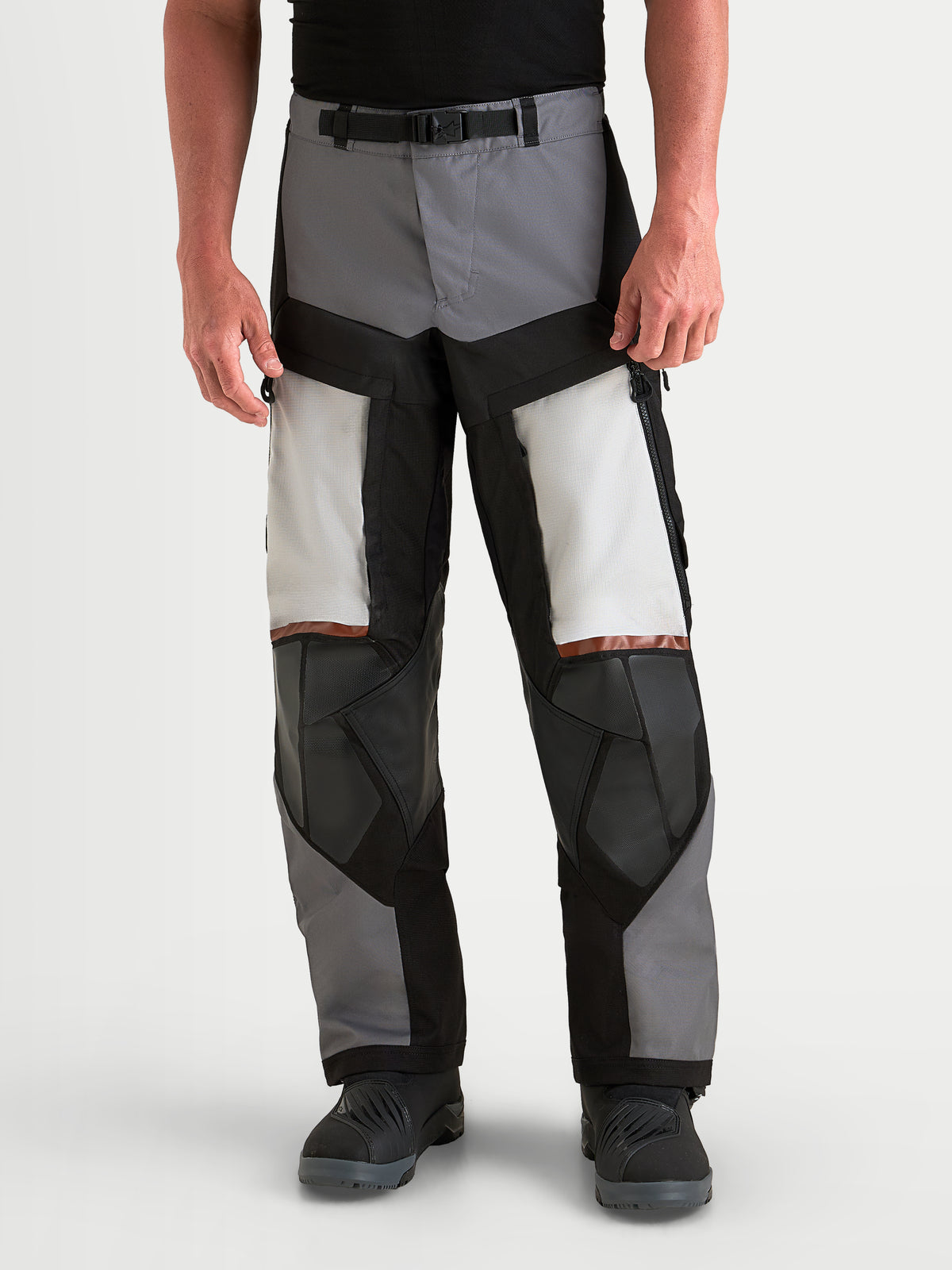 Pantalons adventure Alpinestars Harok V2 Drystar pour homme, gris foncé, gris glace et noir, portés par un pilote.