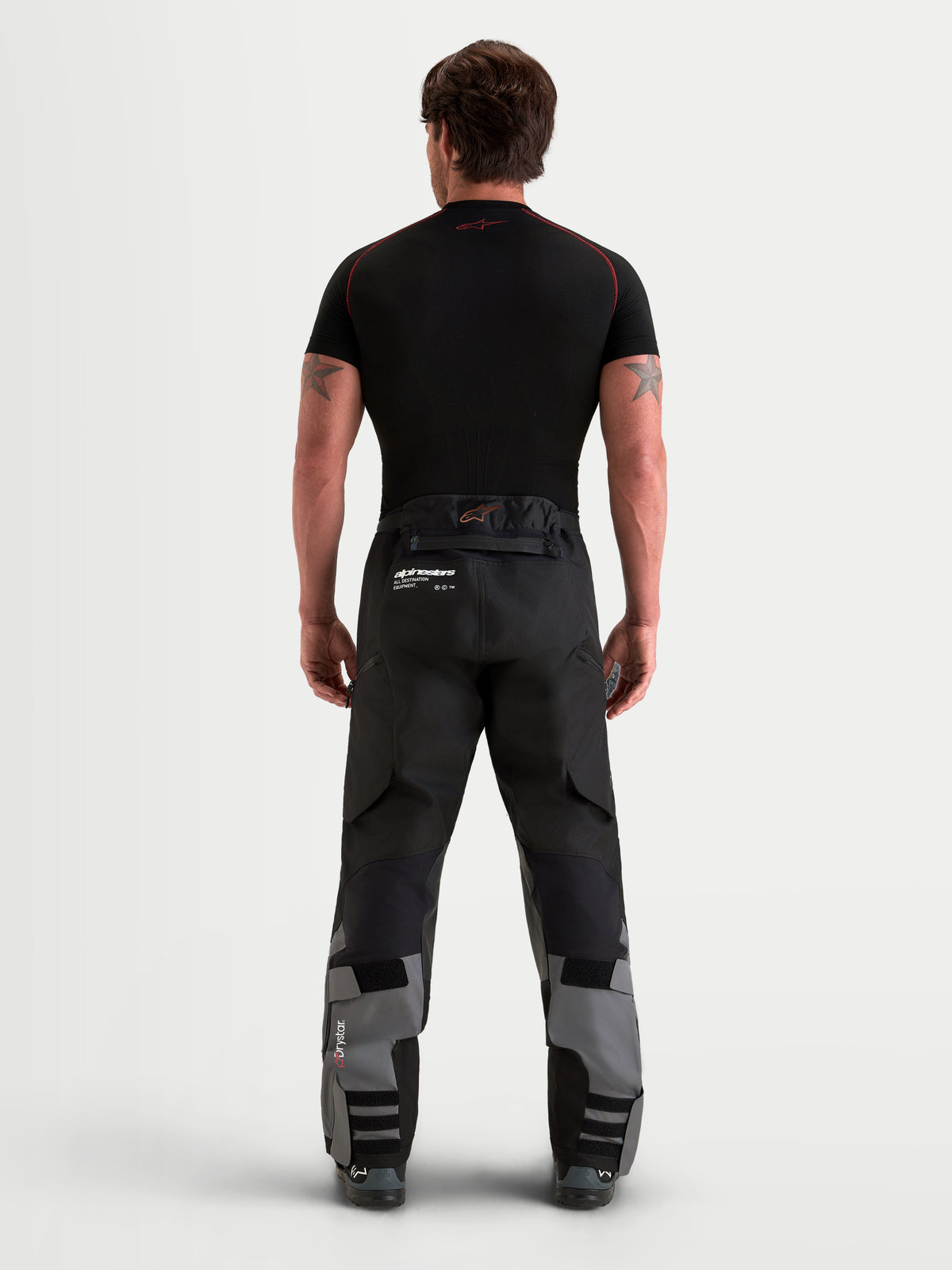 Alpinestars Harok V2 Drystar Pantalons, pantalon d'aventure moto pour homme, gris foncé et noir, vue de dos montrant la construction ripstop et le design over-the-boot