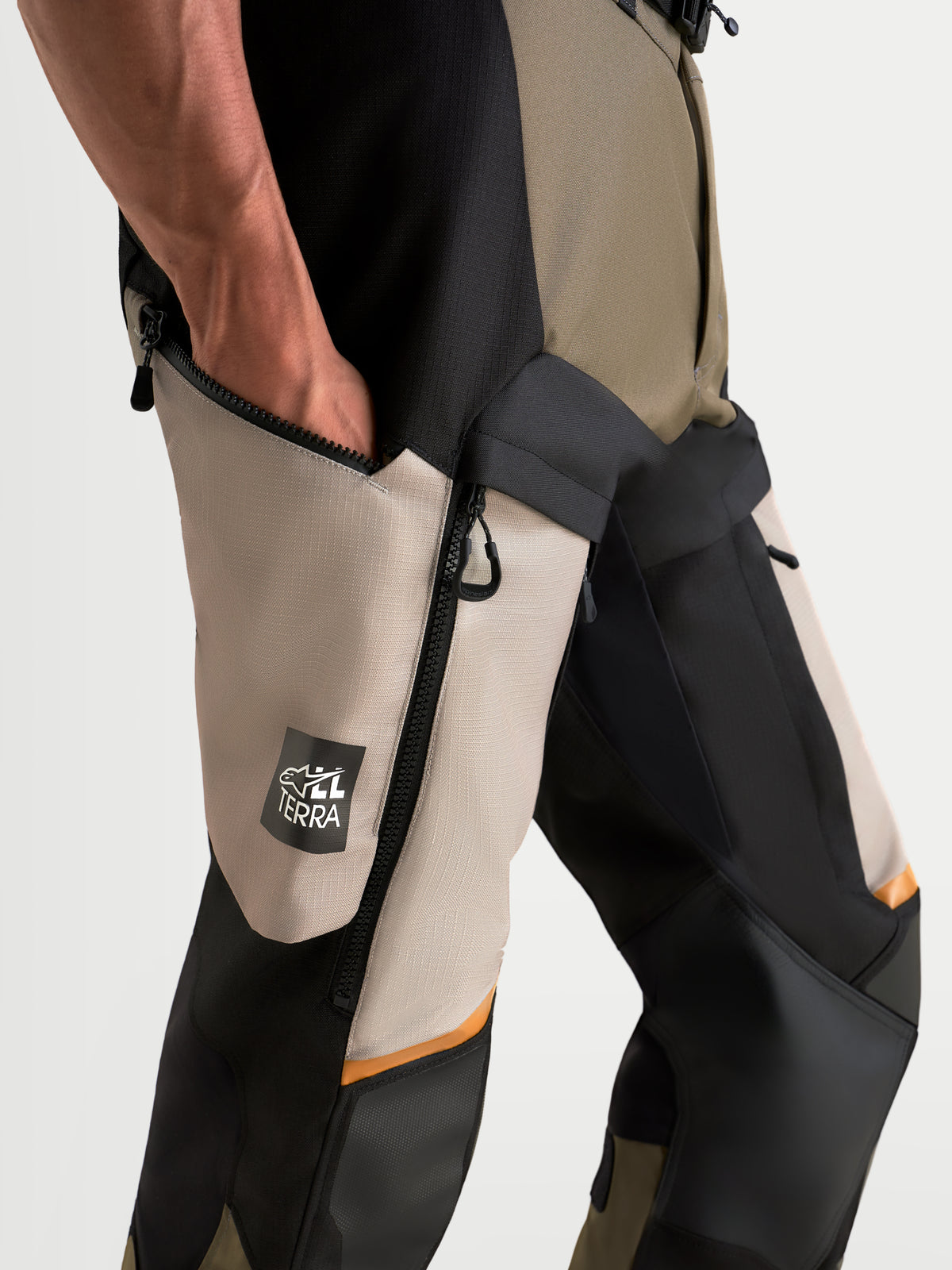 Alpinestars Harok V2 Drystar, pantalon de moto adventure, aluminium, marron et noir, avec poche de cuisse fonctionnelle et marquage All Terra