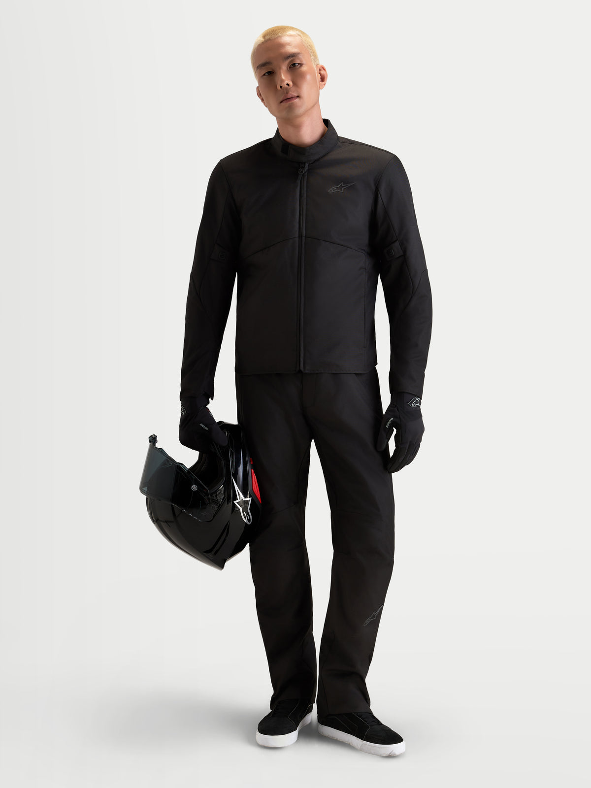 Alpinestars C-1 Waterproof Pantalons, pantalon de moto urbain pour homme noir, coupe droite avec protection certifiée CE, porté par un modèle tenant un casque