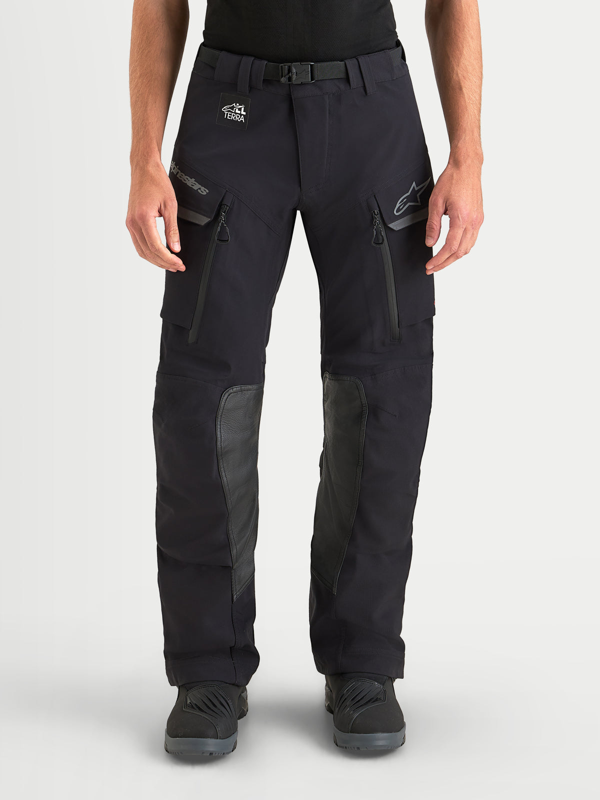 Alpinestars Maxdura Drystar XF gelamineerde broek, adventure motorbroek voor heren in zwart en donkergrijs, met waterdichte 3-laags constructie, ventilatieopeningen op de dijen en geitenlederen kniepanelen, op model