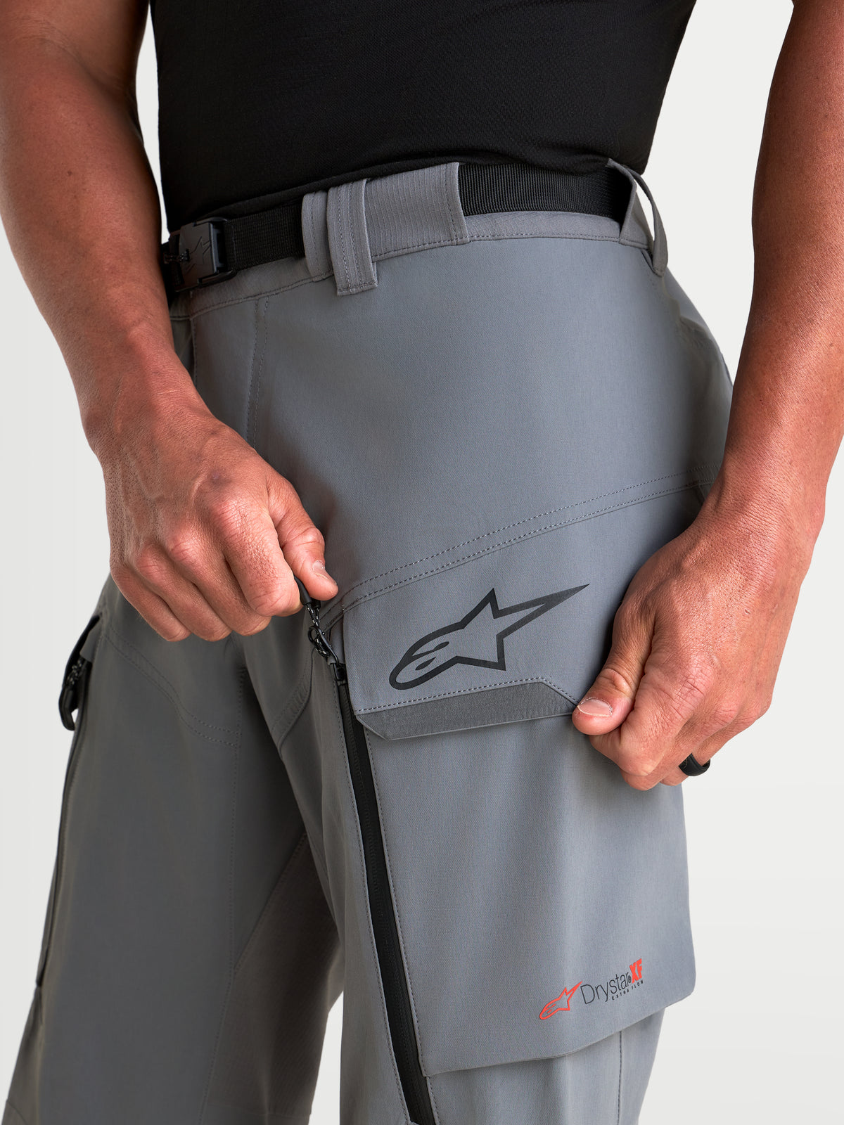 Alpinestars Maxdura Drystar XF Laminated broek, avontUREn motorbroek voor heren in donkergrijs, met dijbeenzak, ventilatie met ritssluiting en Drystar XF branding close-up