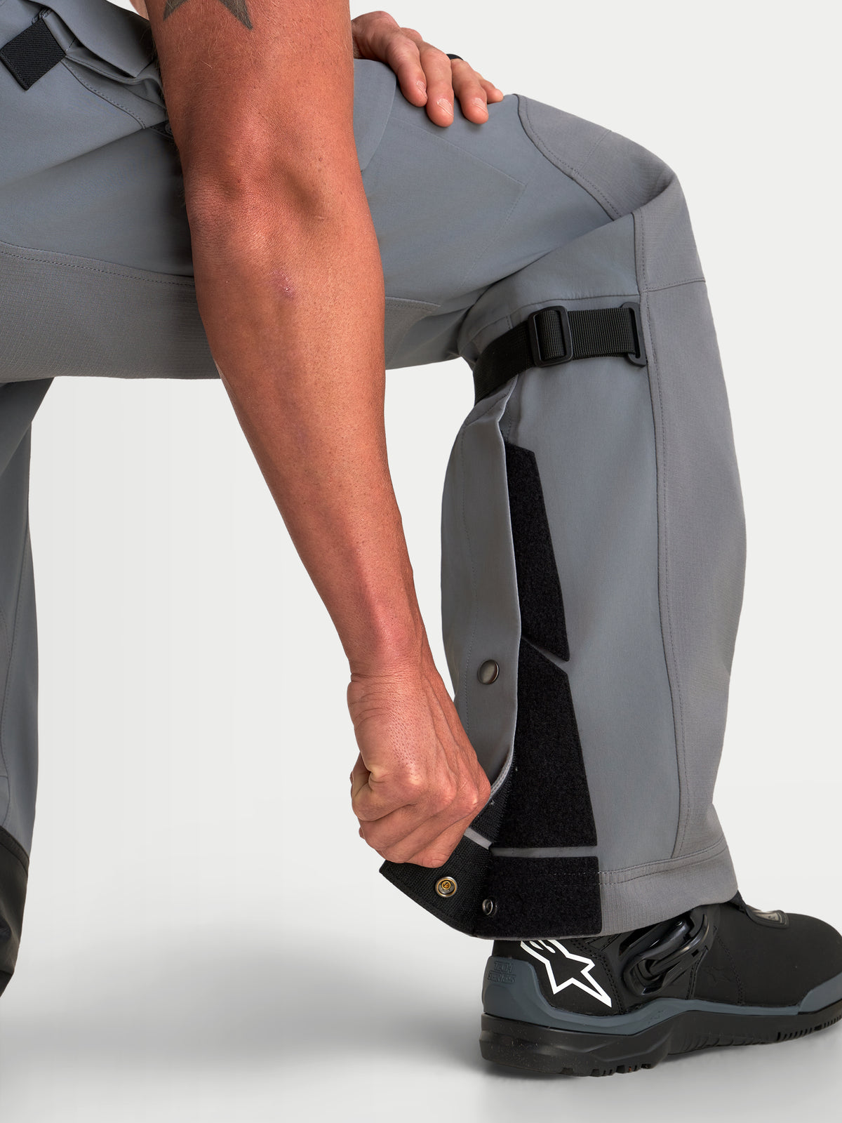 Alpinestars Maxdura Drystar XF gelamineerde broek, adventure motorbroek voor heren in donkergrijs en zwart, met verstelbare onderbeenconstructie en model dat over zwarte motorlaarzen past