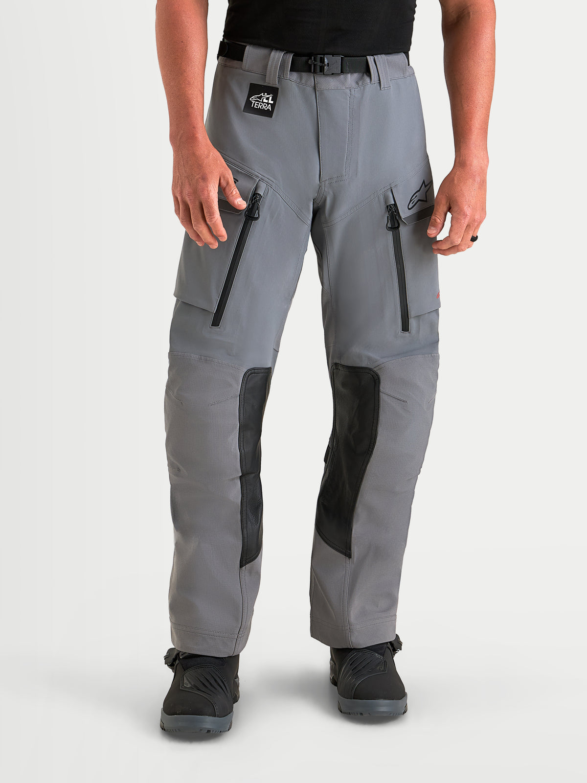 Alpinestars Maxdura Drystar XF Laminated broek, adventure motorbroek voor heren in donkergrijs en zwart, met 3-laags waterdichte constructie en ventilatieopeningen met rits, gedragen door een model