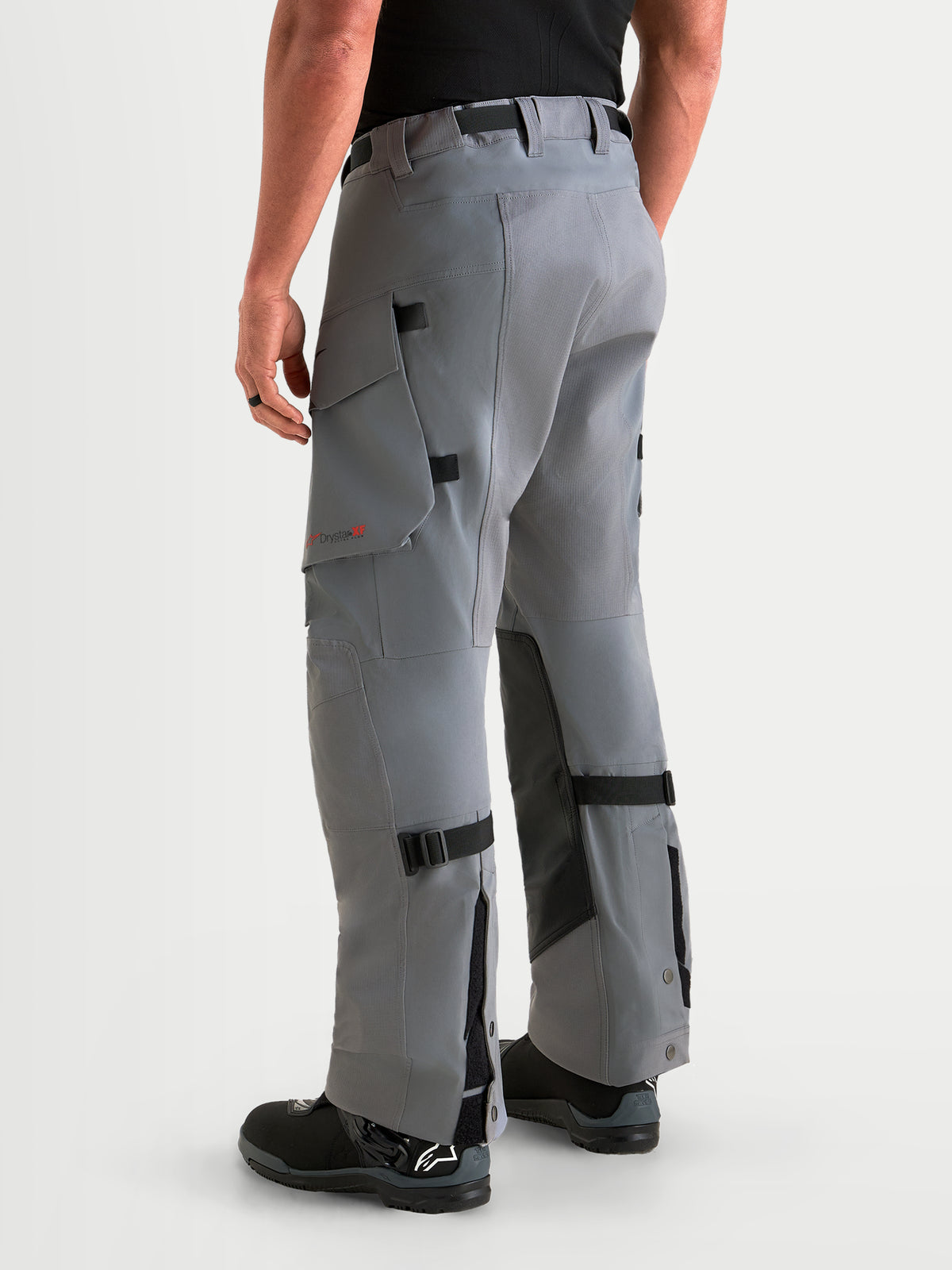 Alpinestars Maxdura Drystar XF Laminated Hose, Herren-Adventure-Motorradhose in Dunkelgrau und Schwarz, wasserdichte Textil-Reit Hose mit Cargotaschen und verstellbaren Unterschenkeln, Rückansicht am Model