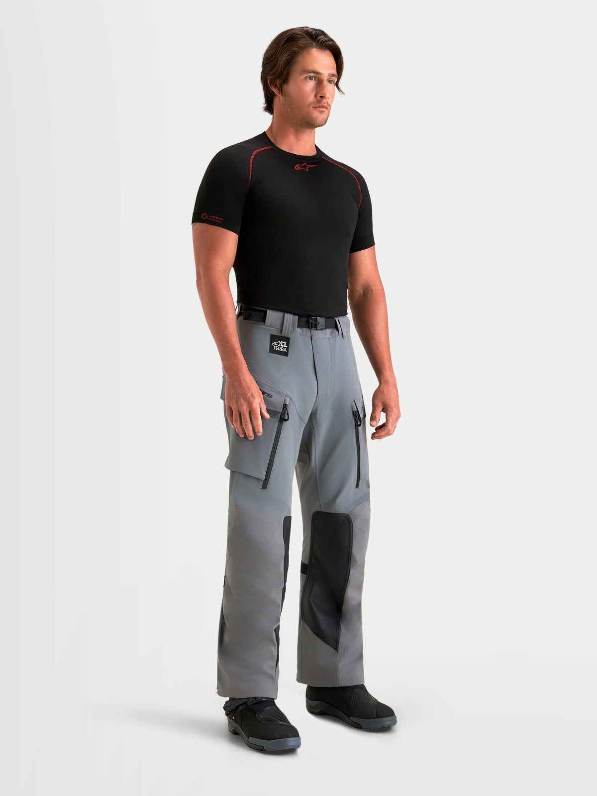 Alpinestars Maxdura Drystar XF Laminated broek, adventure motorbroek voor heren in donkergrijs en zwart, waterdichte textiel motoruitrusting met ventilatieopeningen met rits op de dijen en beschermende kniepanelen, gedragen door een model