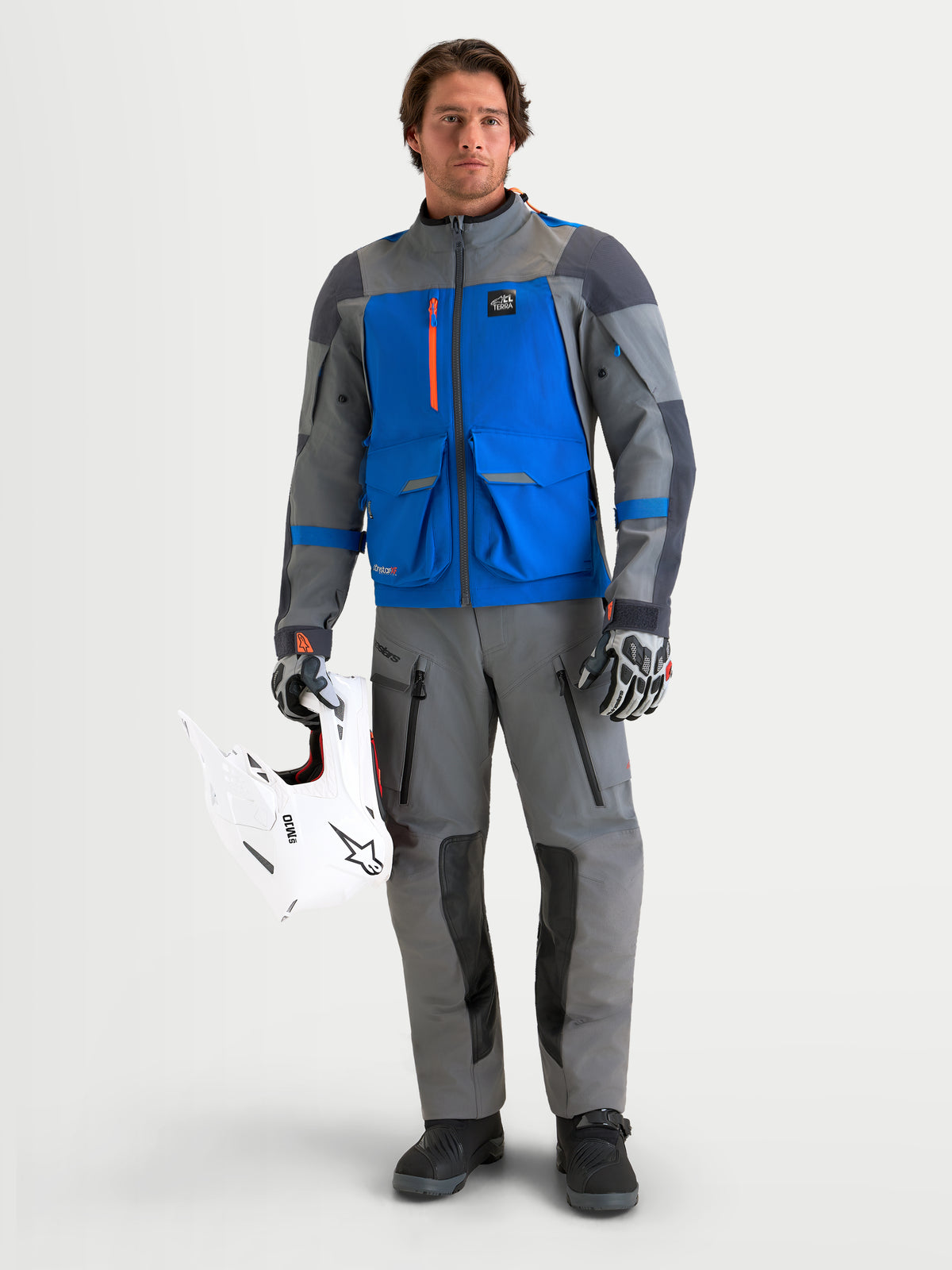 Alpinestars Maxdura Drystar Xf Laminated broek, adventure motorbroek voor heren in donkergrijs en zwart, gedragen door een model met een witte off-road helm