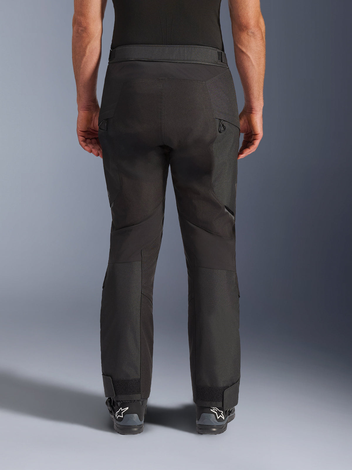 Alpinestars Cusco Drystar® Hose, Motorrad-Adventure-Hose, Schwarz, Rückansicht mit artikulierten Paneelen, Belüftungsschlitzen mit Reißverschluss an den Oberschenkeln und verstellbaren Knöchelabschlüssen, entwickelt für Touren und Offroad-Einsätze