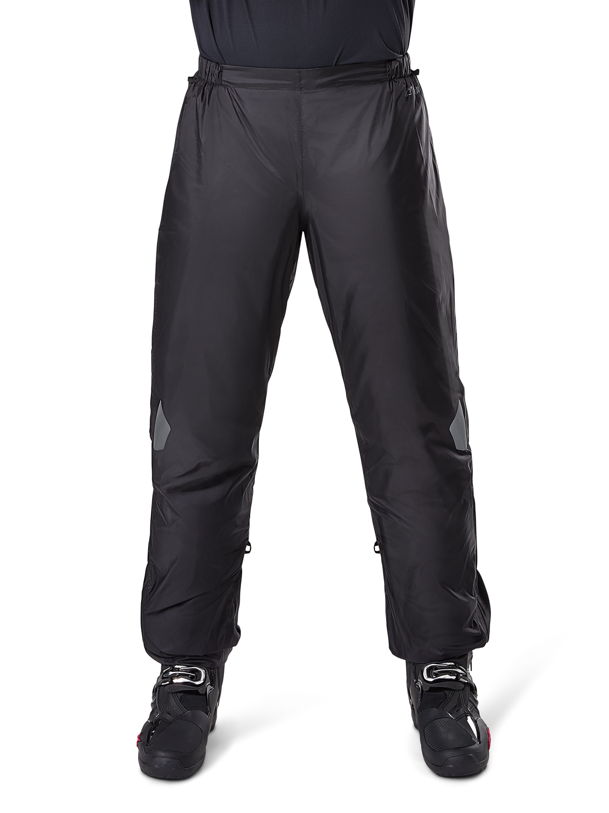 Alpinestars Bogota Pro Drystar 3-Jahreszeiten-Hose, Wasserdichte Motorradhose, Schwarz, leichtes technisches Gewebe mit reflektierenden Knie-Patches, als Überhose getragen mit schwarzen Motorradstiefeln, konzipiert für Wetterschutz beim Adventure-Touring