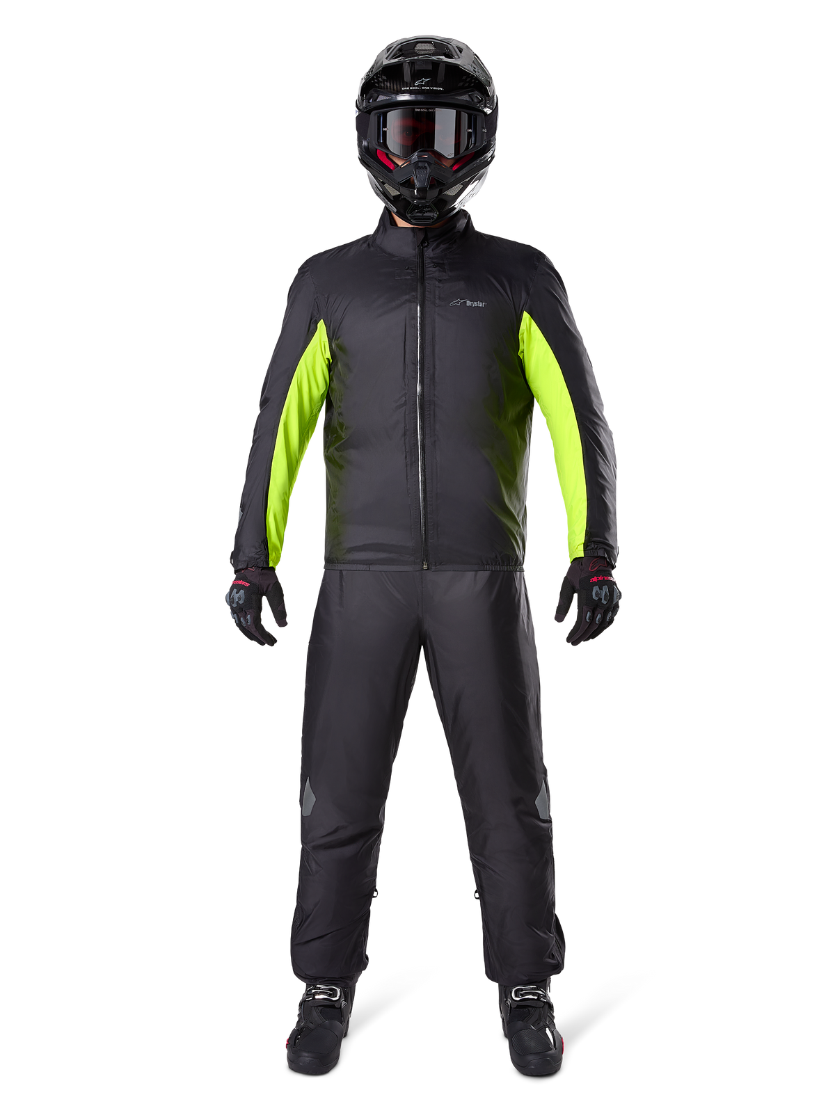 Alpinestars Bogotá Pro Drystar 3-Jahreszeiten-Hose, Schwarz, getragen von einem Motorradfahrer in einem kompletten Adventure-Outfit mit schwarz-neongelber wasserdichter Jacke, schwarzem Helm und Motorradstiefeln, entwickelt für Allwetter-Touring-Performance.