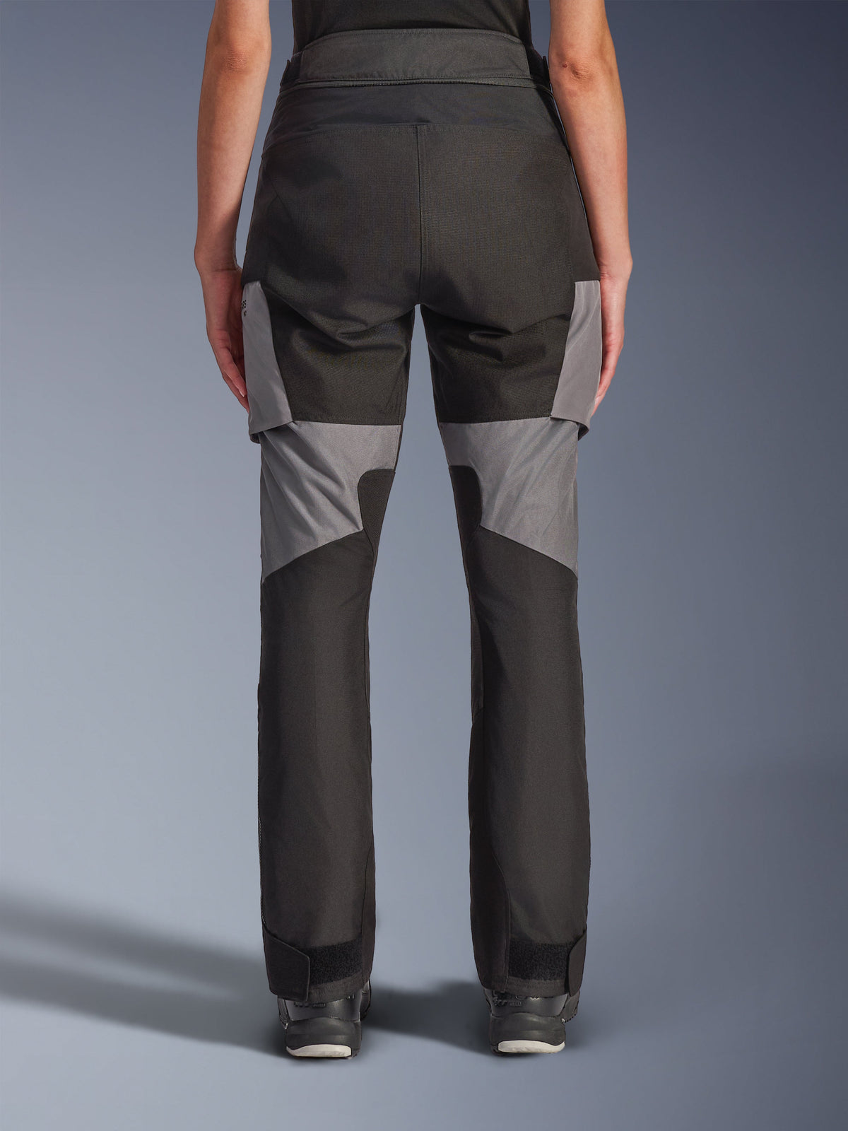 Pantalon Alpinestars Stella Andes V4 Drystar®, pantalon de moto pour femme, noir et gris foncé, vue arrière présentant une construction textile durable, empiècements gris sur les cuisses et le bas des jambes, conçu pour l'aventure et la route