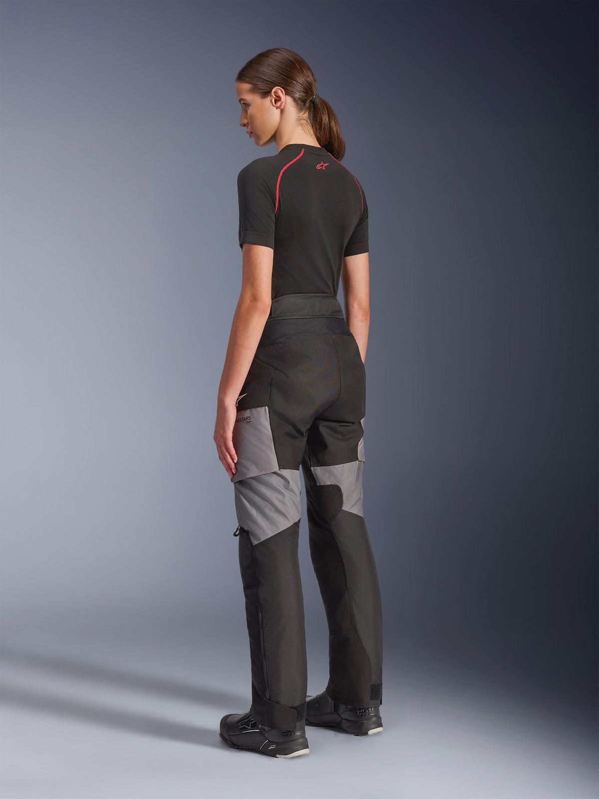 Pantalon Stella Andes V4 Drystar® pour femme, pantalon de moto adventure-touring noir et gris foncé, vue arrière et latérale sur mannequin, doté d'une construction textile durable avec panneaux de renforcement gris et une coupe ajustée pour les motardes.