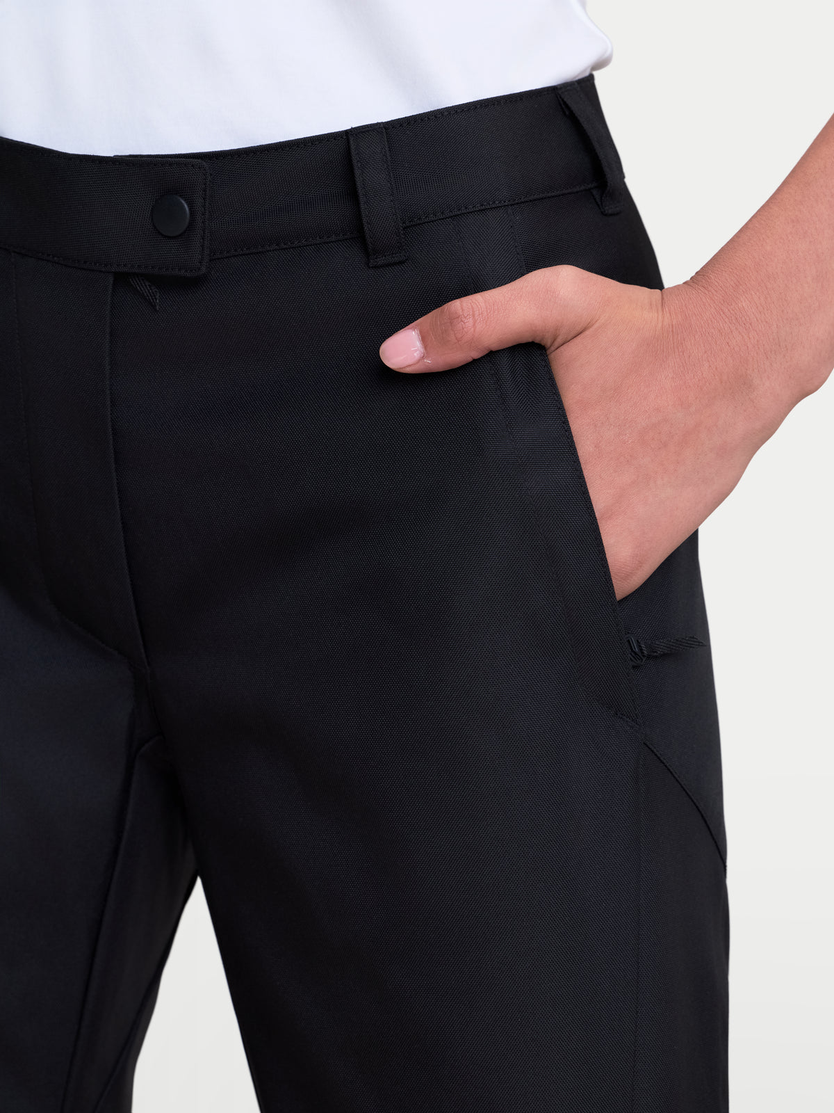 Alpinestars Stella C-1 Waterproof broek, zwarte urban motorbroek voor dames, detailopname van het riemlusontwerp en de constructie van de zak met rits op een model