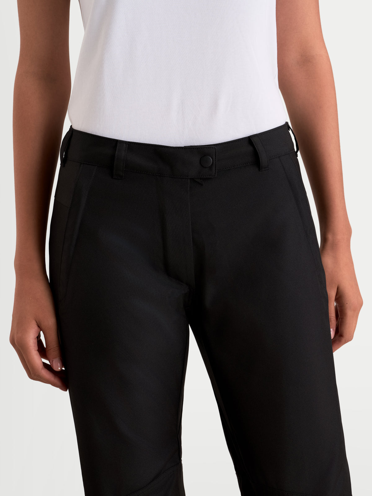 Alpinestars Stella C-1 Waterproof broek, zwarte motorbroek voor dames, close-up van de taille en riemlussen gedragen door een model