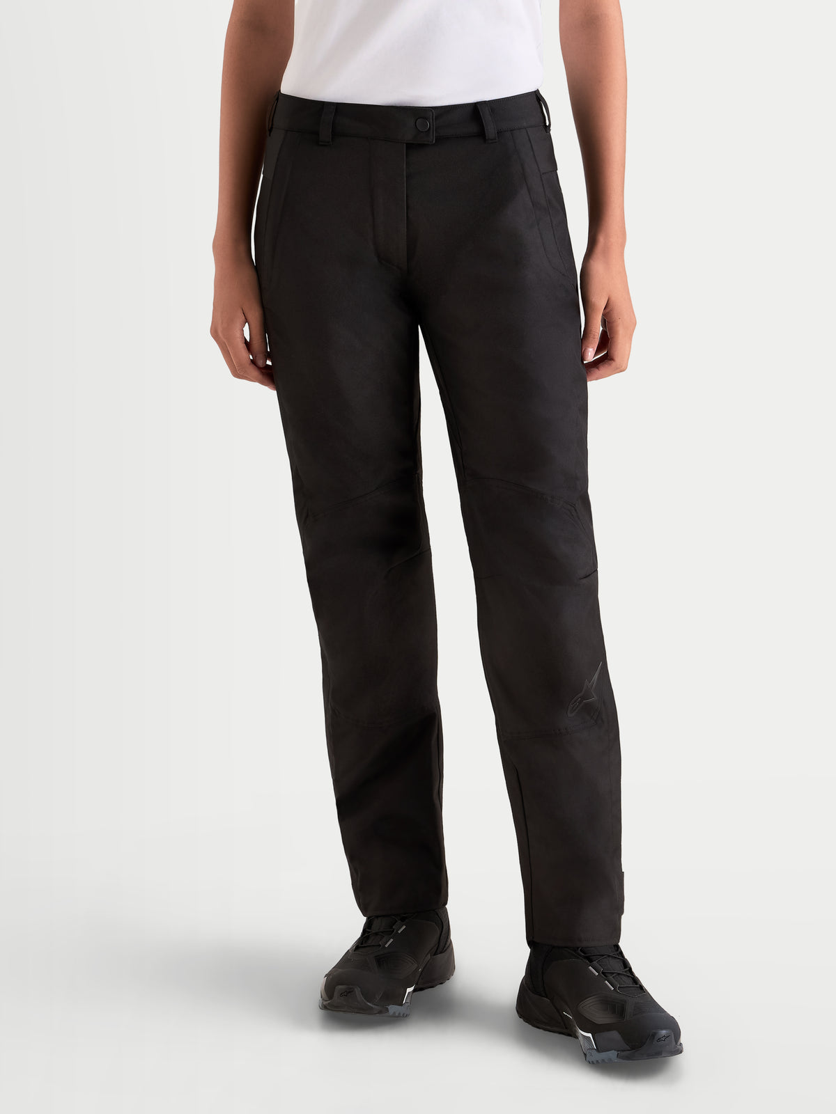 Alpinestars Stella C-1 Waterproof broek, zwarte dames motorbroek voor stedelijk gebruik, rechte textielconstructie met ergonomisch kniegedeelte, gedragen door een model