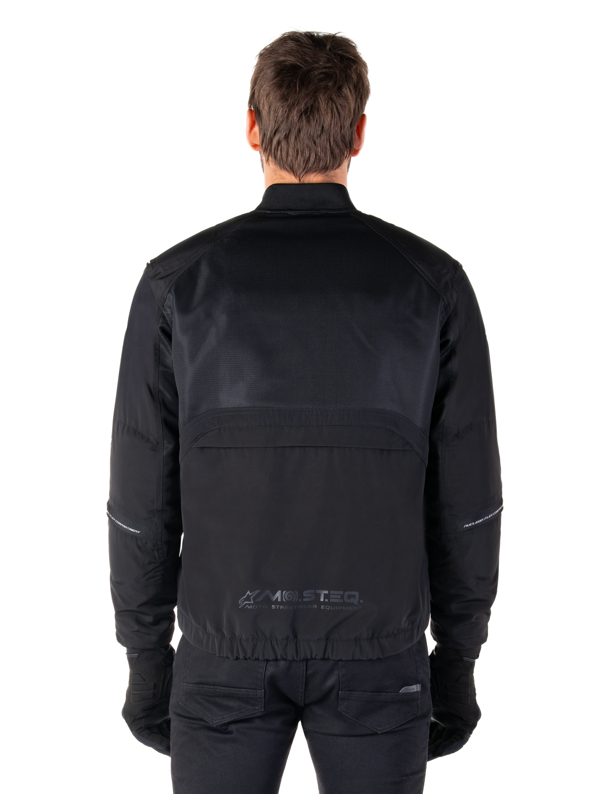 Alpinestars Mootant Wasserdichter Parka, Schwarze Motorradjacke, Rückansicht mit Mesh-Obermaterial für Luftzirkulation und reflektierendem MO.ST.EQ. Logo am unteren Rücken, modulare 4-Jahreszeiten-Ausrüstung
