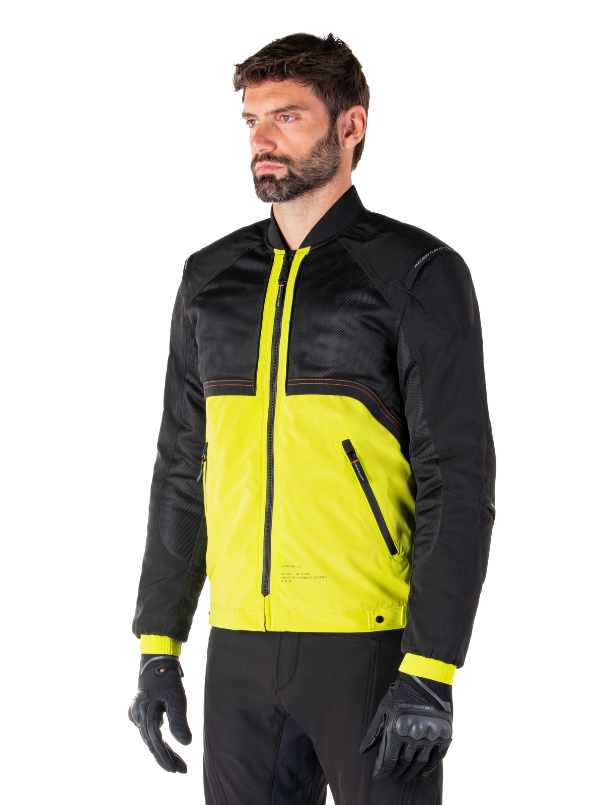 Alpinestars Mootant Waterproof Parka in Lime Punch Black, modulare Motorradjacke mit schwarzem Mesh-Obermaterial und leuchtend limettengrünem Unterteil, getragen von einem männlichen Fahrer mit schwarzen Handschuhen und Hosen, urbaner zeitgenössischer Fahrstil.