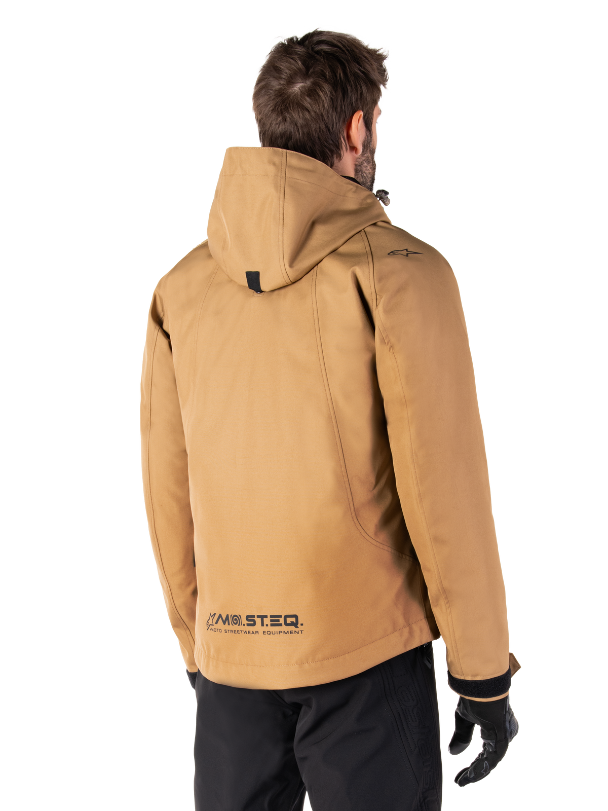 Alpinestars Morush wasserdichter Parka, Motorradjacke, Utility Brown, Rückansicht mit Kapuze und reflektierendem MO.ST.EQ. Branding, urbanes, von Streetwear inspiriertes Design mit modernem Nutzen für Motorradfahrer