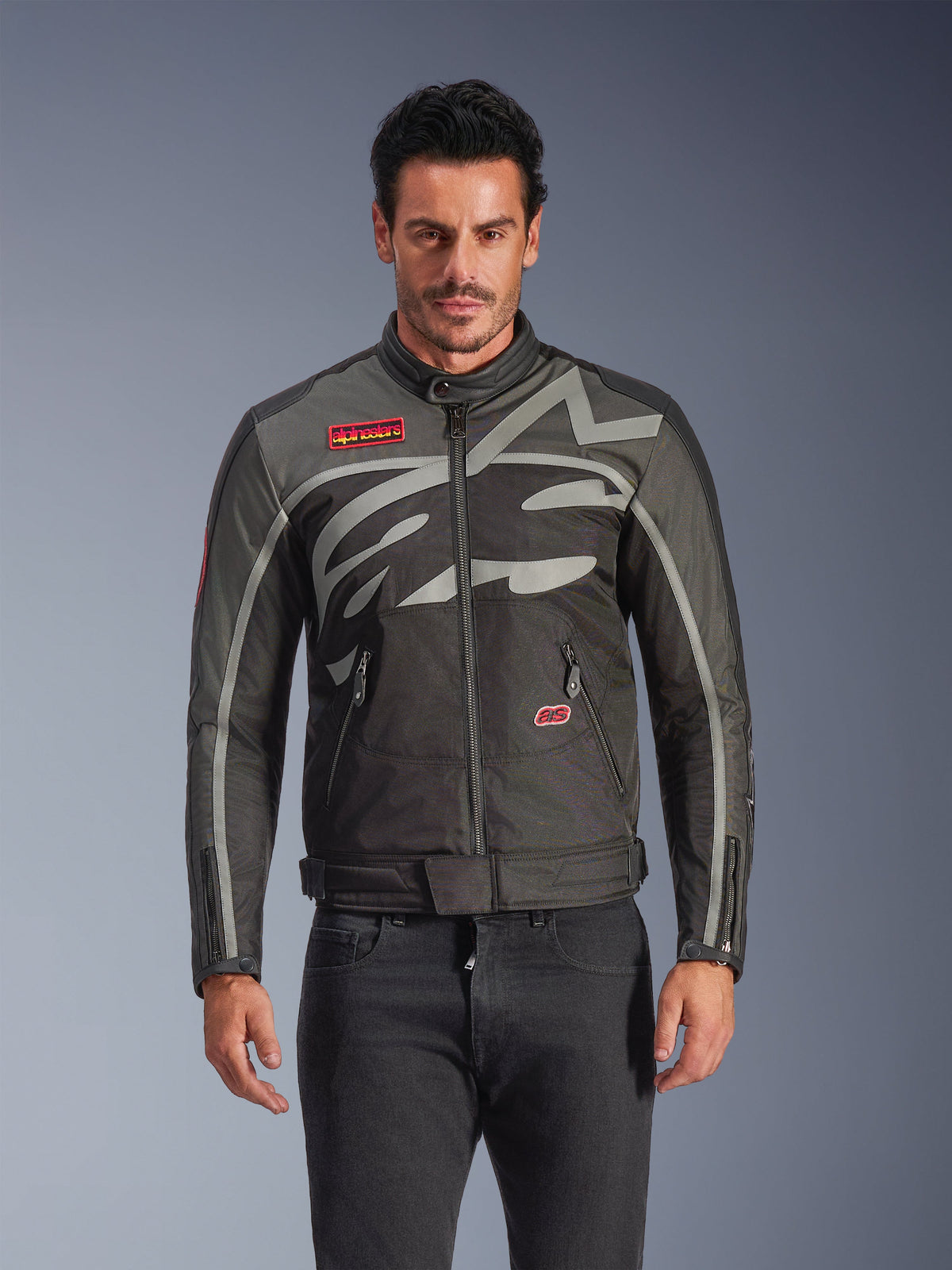 Alpinestars Axton Jacke, Urban-Motorradjacke für Herren, Schwarz und Anthrazit mit roten Akzenten, große umlaufende hellgraue Grafik, rote Logo-Patches auf Brust und Tasche, Frontreißverschluss und Reißverschluss-Manschetten, von Vintage-Rennsport inspiriertes Design für die Straße