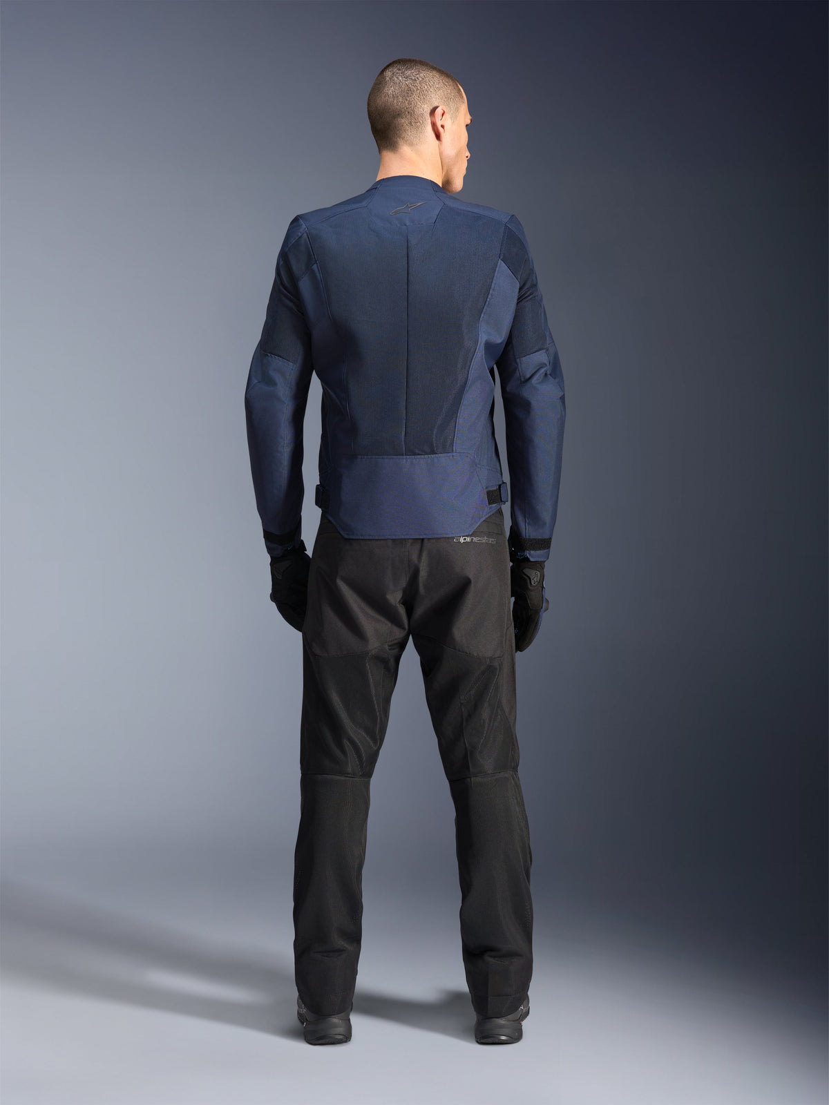 Alpinestars C-1 Air jas, blauwe urban herenmotorjas met tech mesh en textielconstructie, achteraanzicht op model.